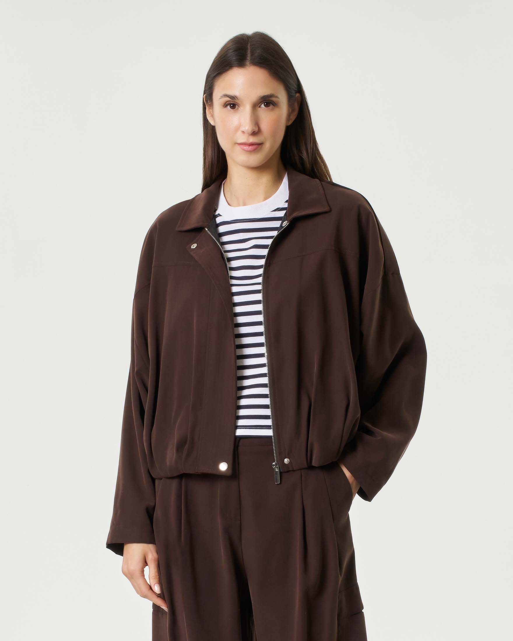 Giacca bomber color moro in tencel effetto suede con mostrine decorative e fondo arricciato