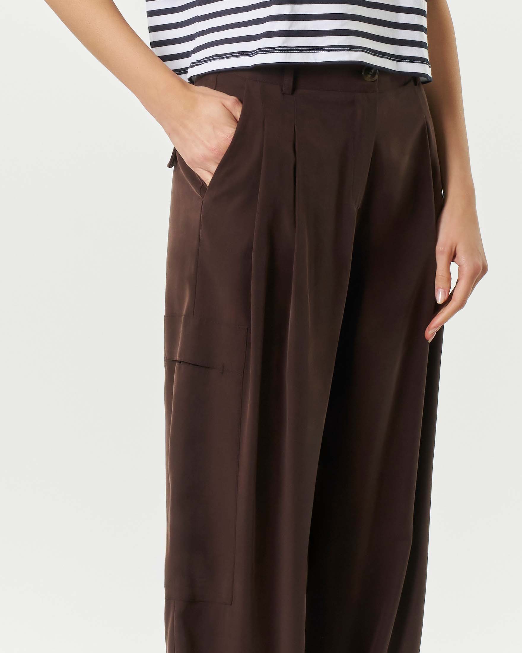 Pantaloni cargo Hlo! marroni in tencel con passanti per cintura e pince su fronte e retro image