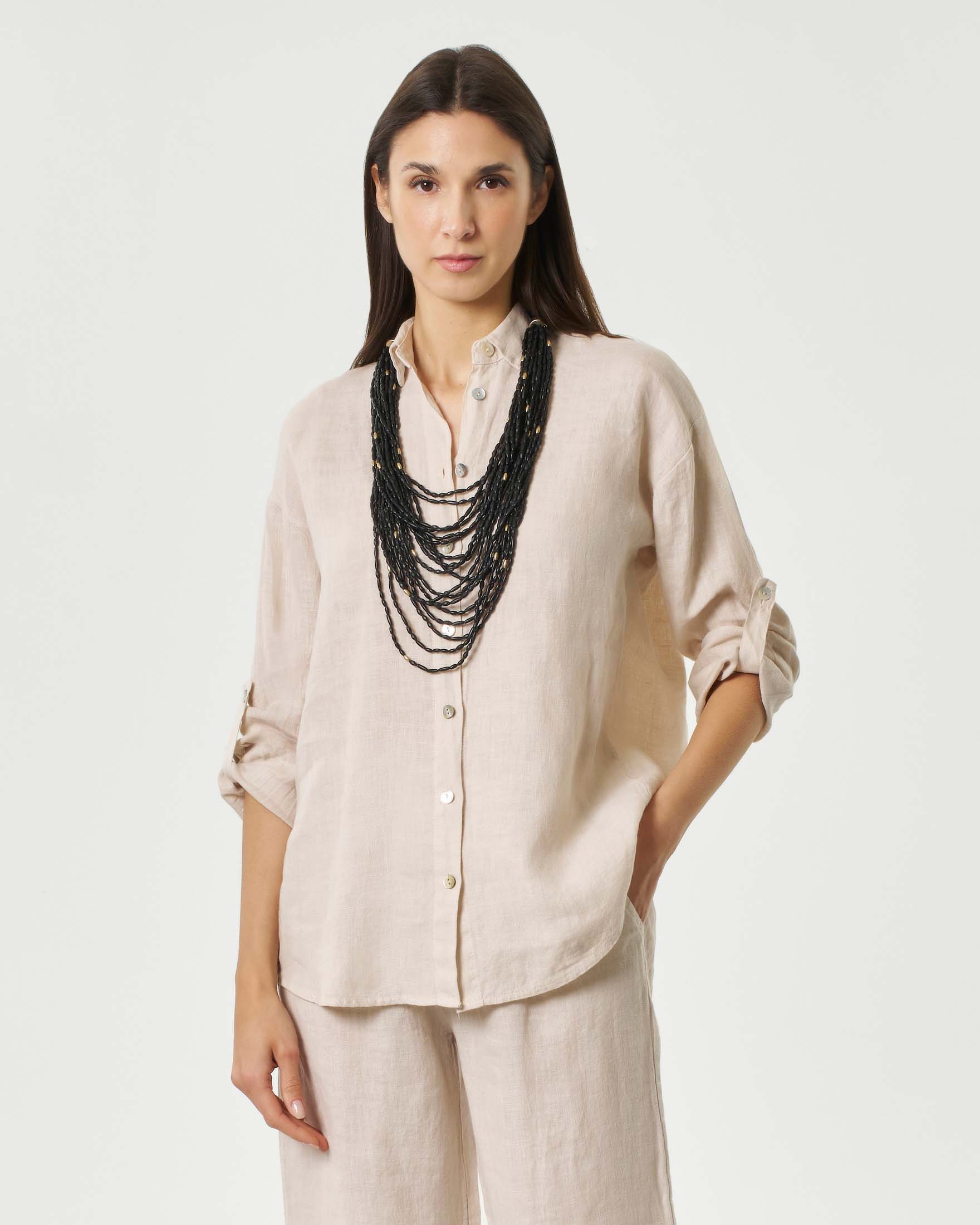 Camicia oversize beige in puro lino con reggi-manica e falda posteriore