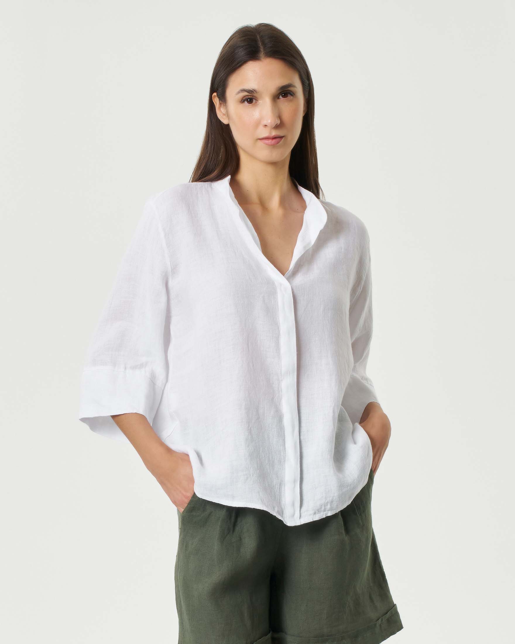 Camicia chiusa bianca in puro lino con collo alla coreana e maniche a tre quarti