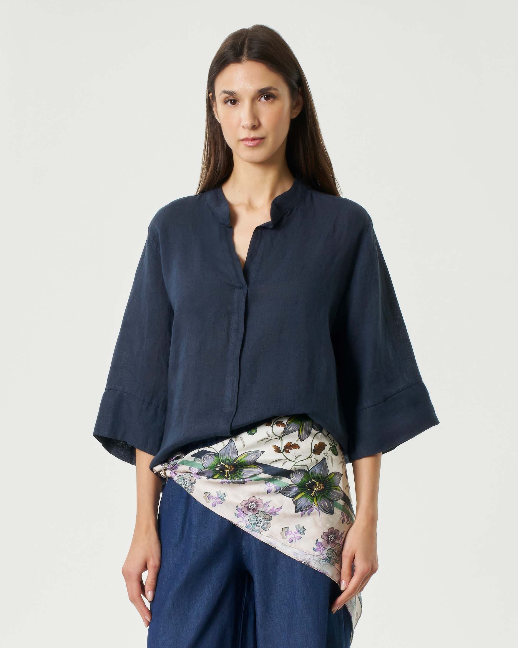 Hlo! — Camicia chiusa Hlo! blu in puro lino con collo alla coreana e maniche a tre quarti