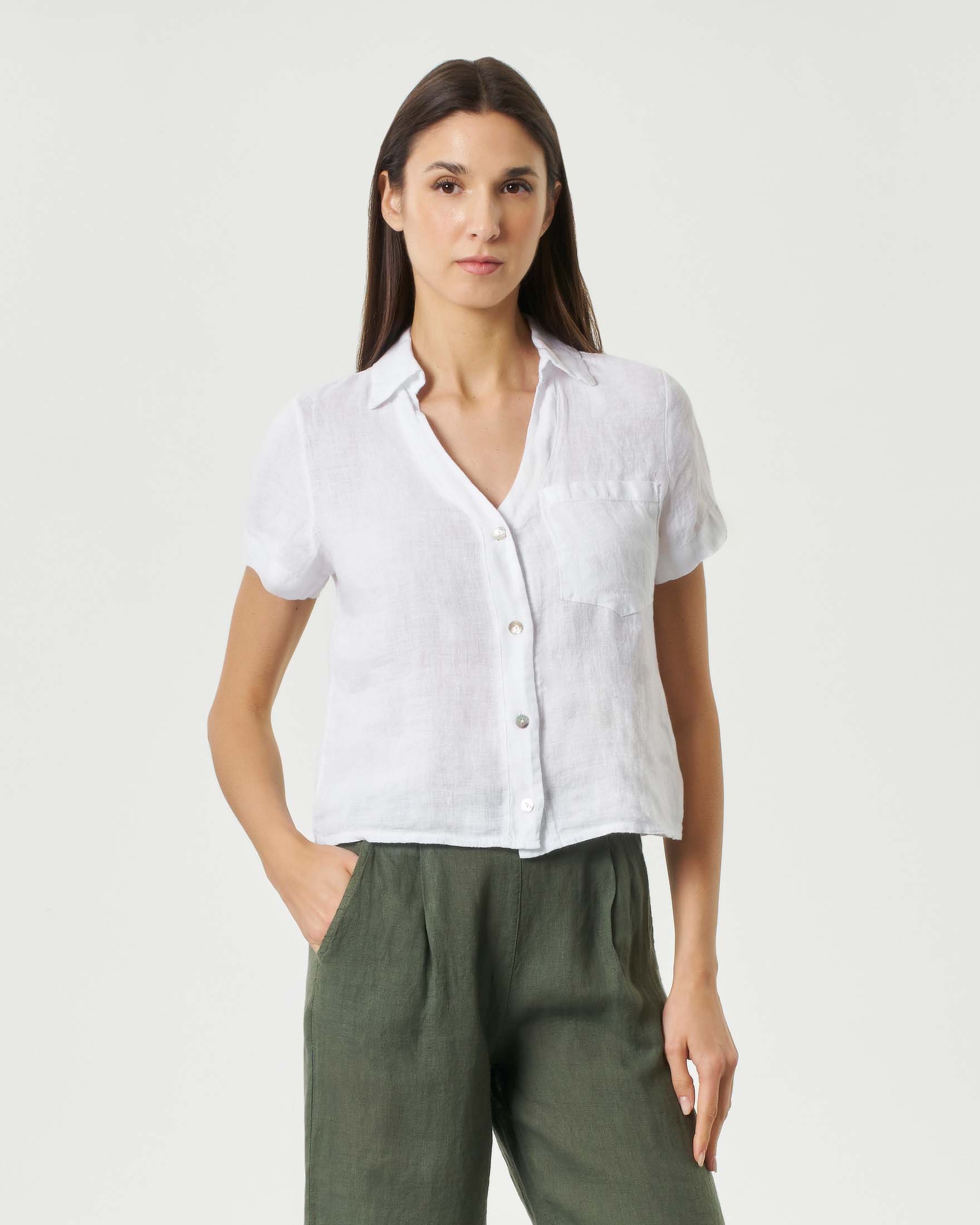 Camicia cropped bianca in puro lino con tasca applicata e maniche corte