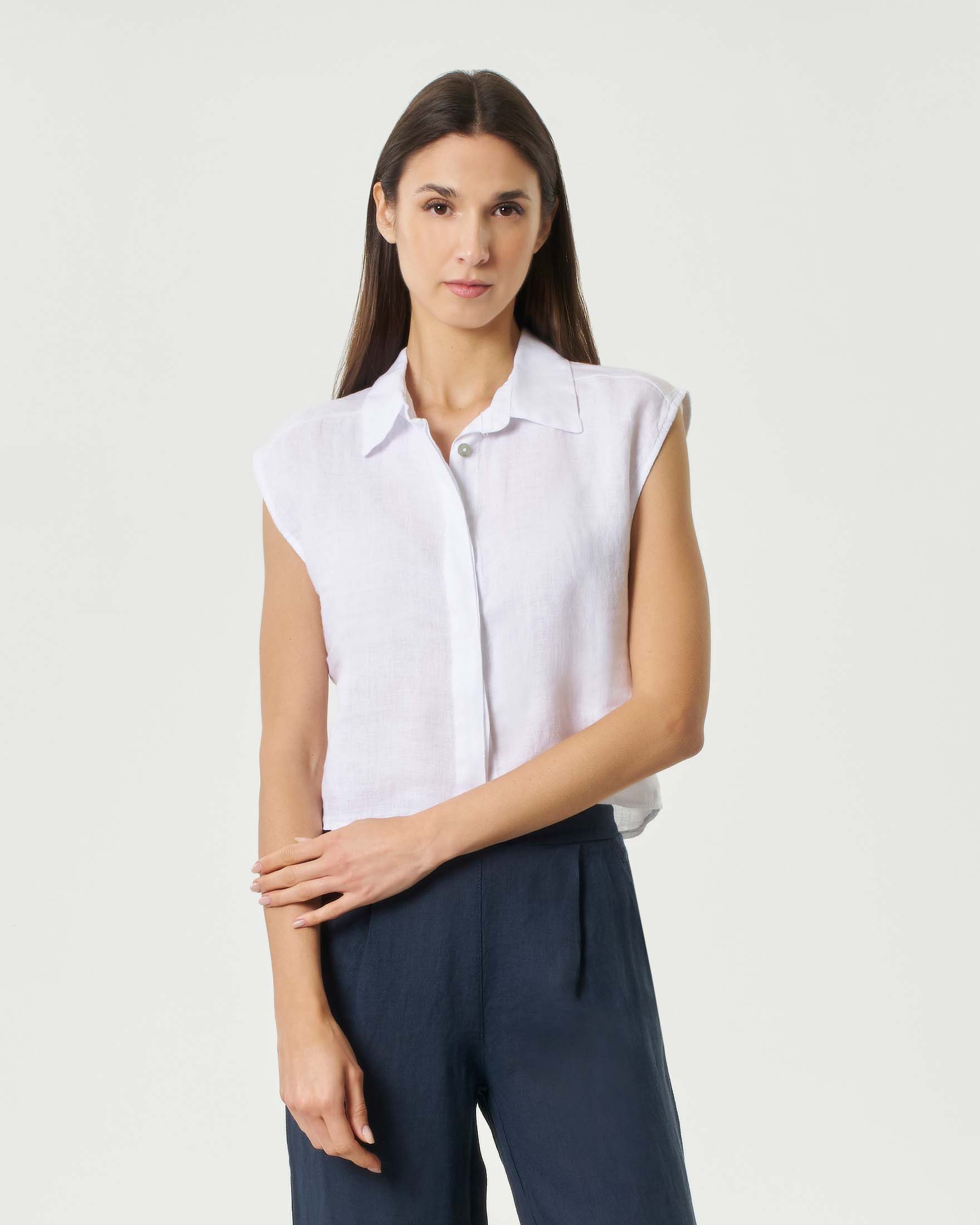 Camicia cropped bianca in puro lino con maniche ad aletta e abbottonatura nascosta