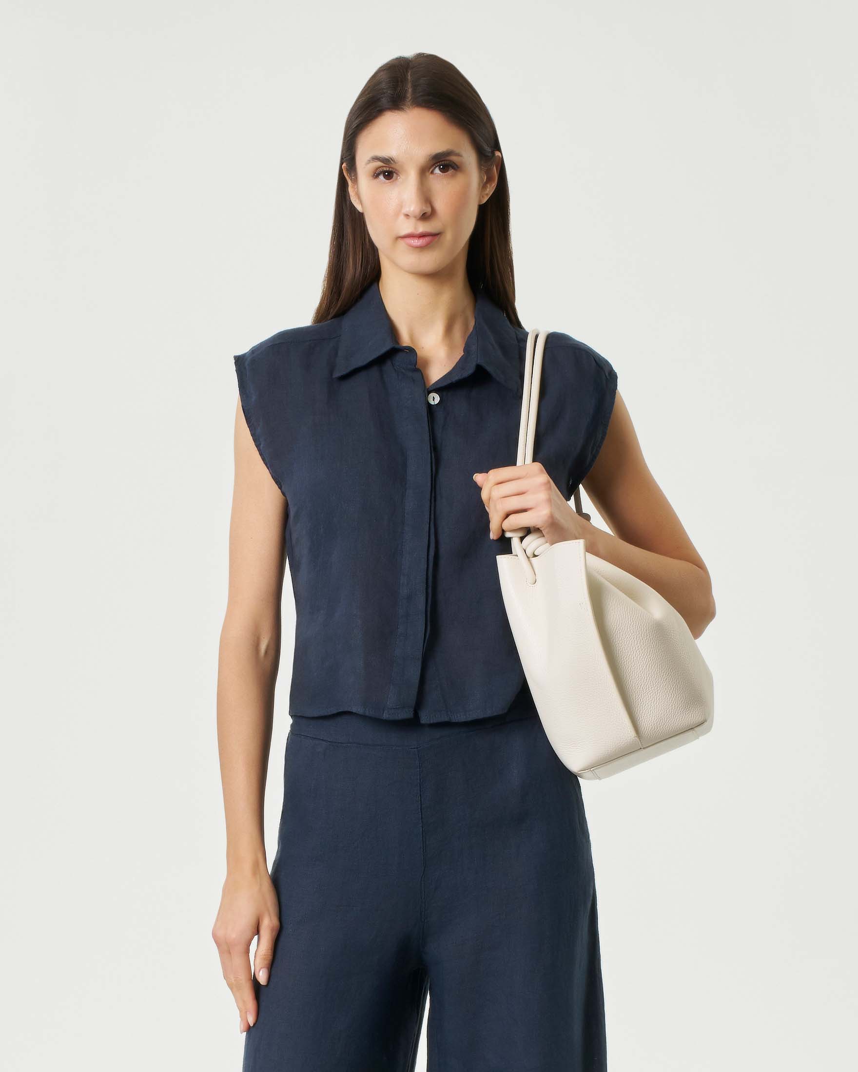 Hlo! — Camicia cropped Hlo! blu in puro lino con maniche ad aletta e abbottonatura nascosta