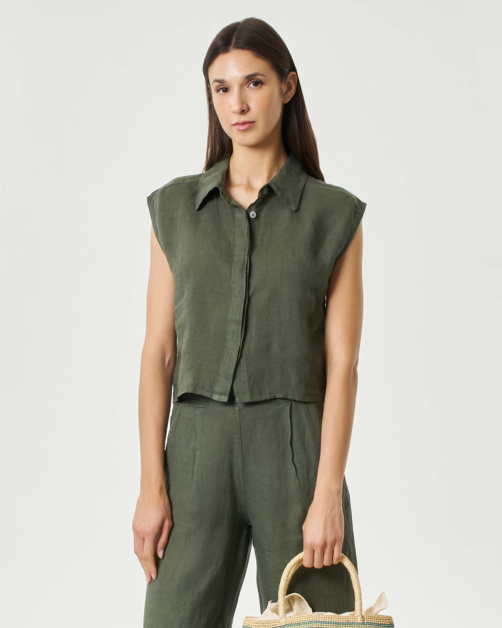 Camicia cropped salvia in puro lino con maniche ad aletta e abbottonatura nascosta