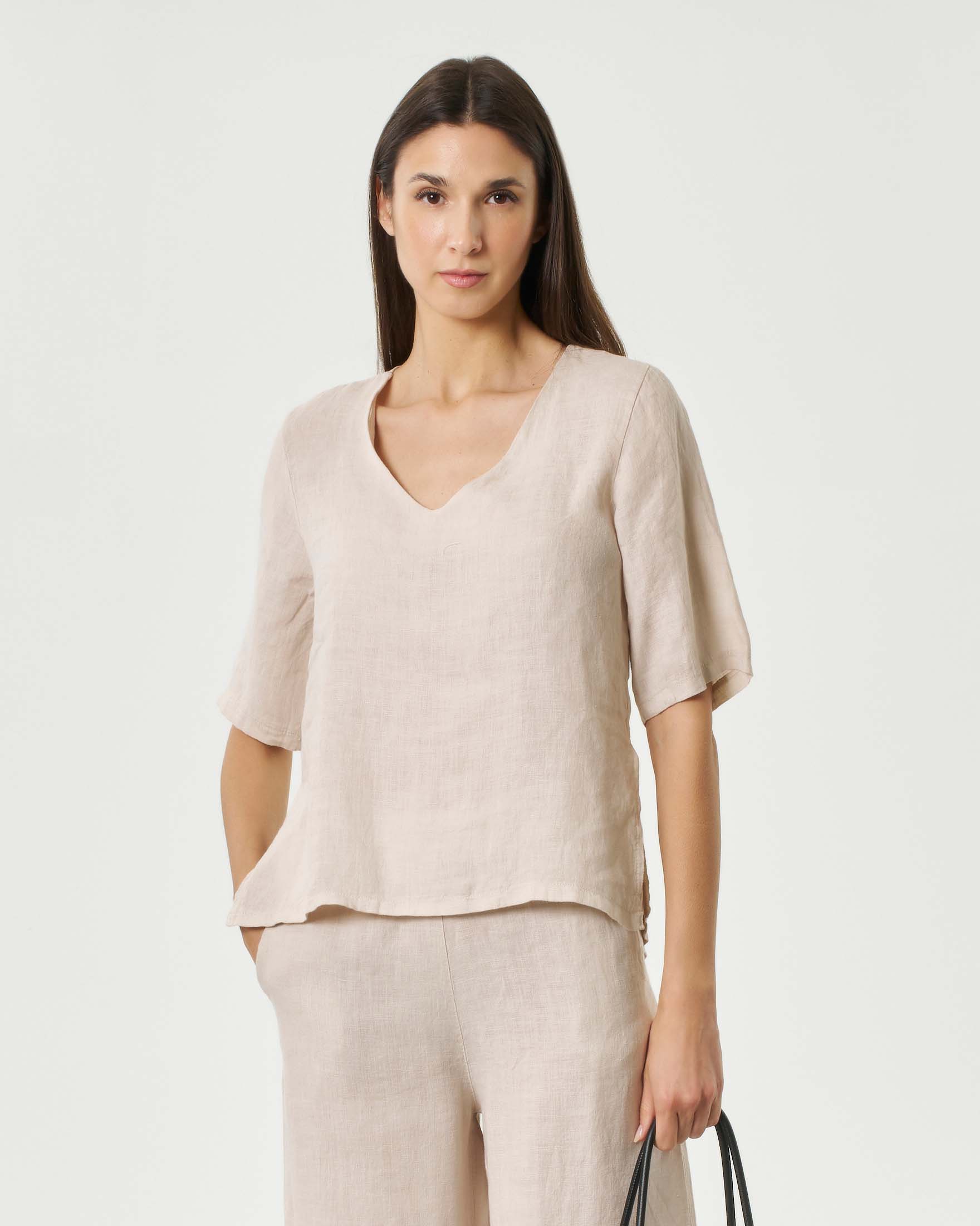 Blusa a mezze maniche beige in puro lino con scollo a V e spacchetti laterali