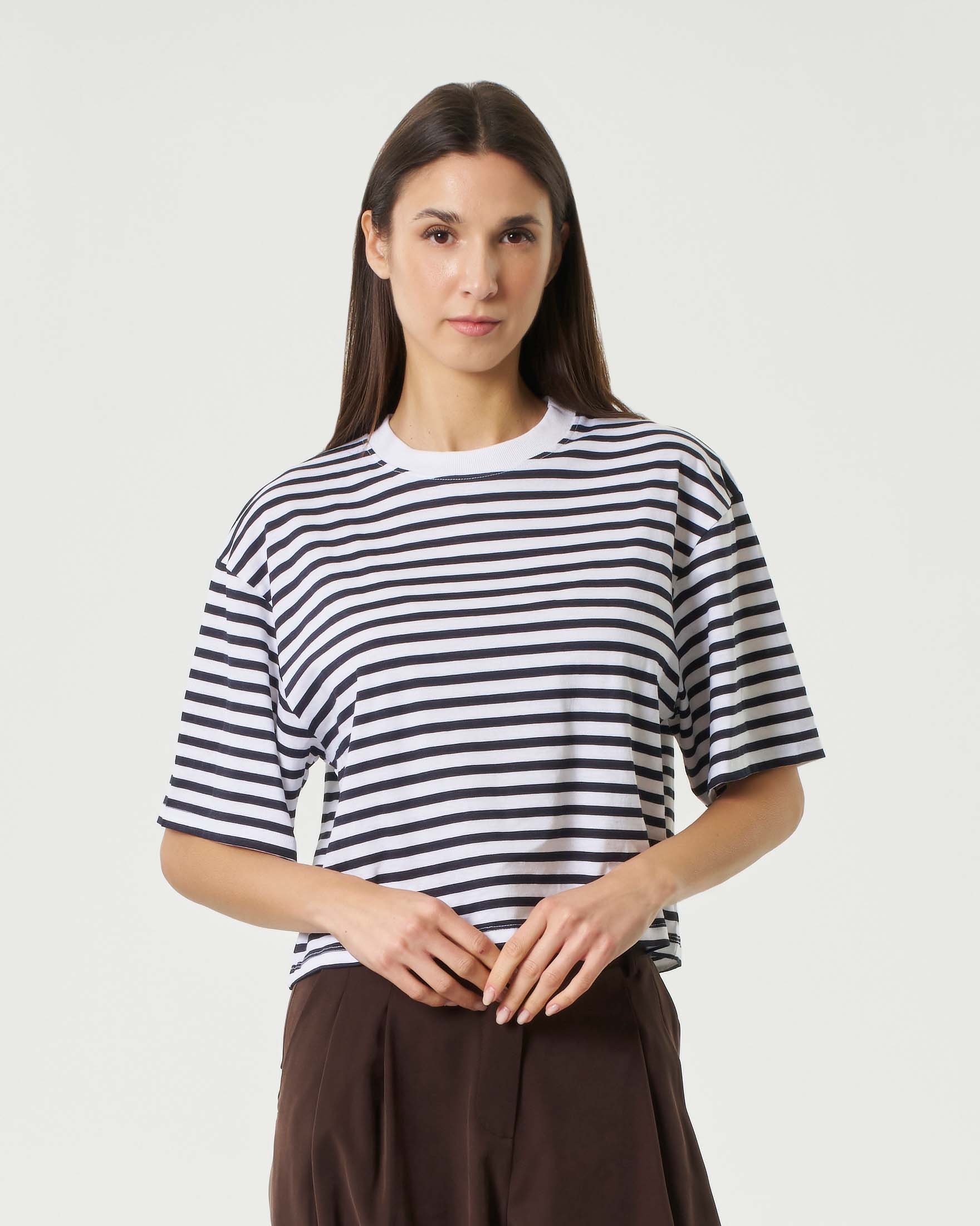T-shirt cropped boxy in puro cotone bianca con righe nere e maniche a tre quarti