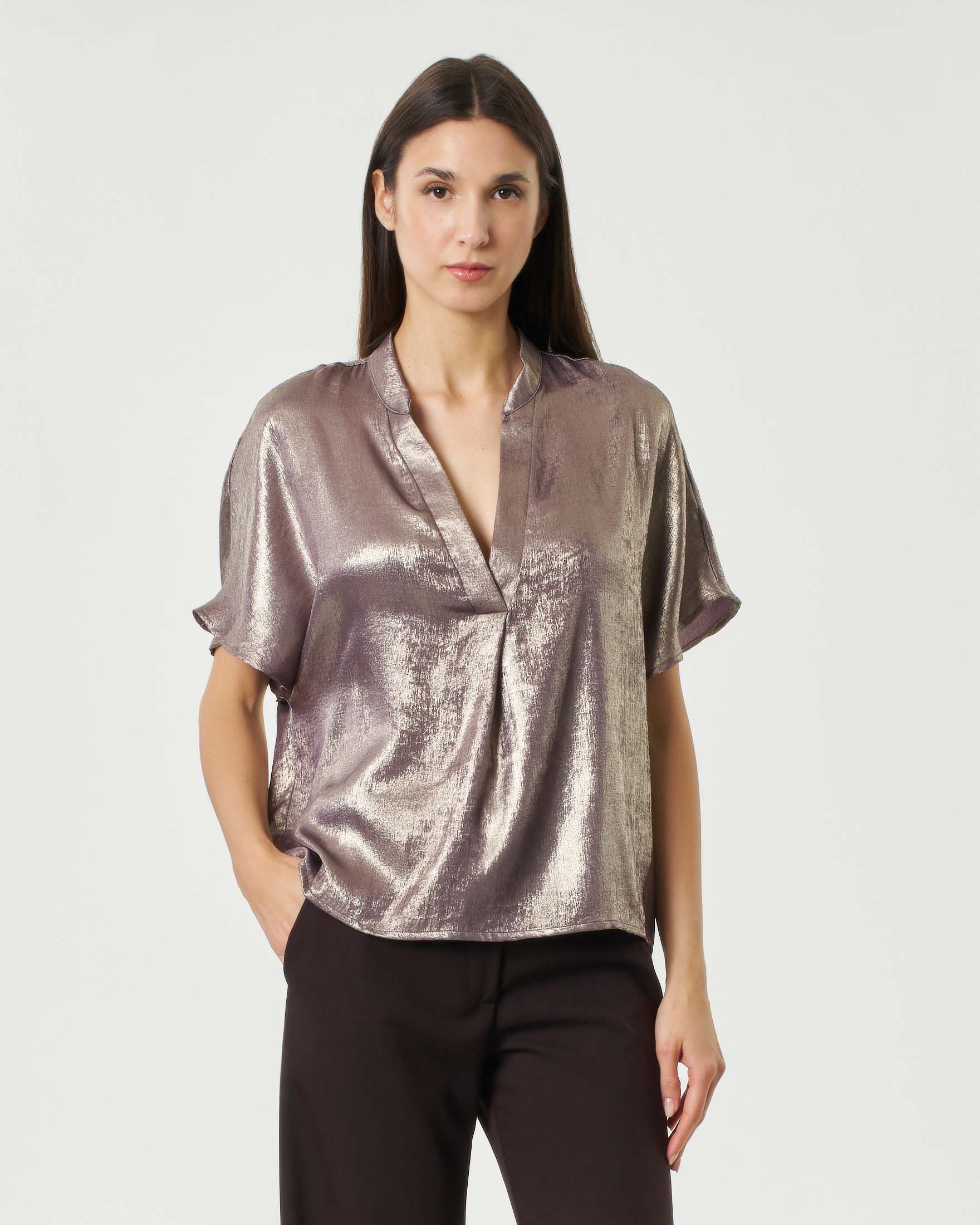 Blusa viola in tessuto laminato con scollo a V e maniche ad aletta