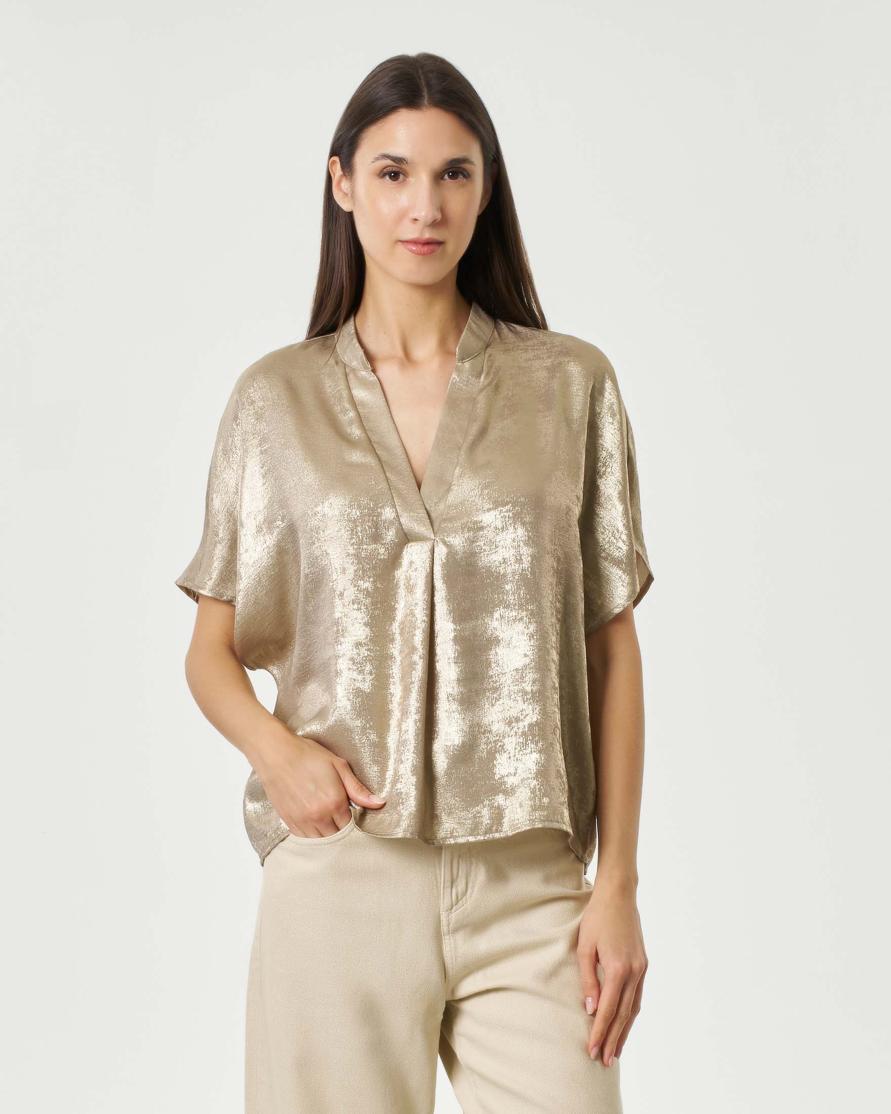 Blusa oro in tessuto laminato con scollo a V e maniche ad aletta