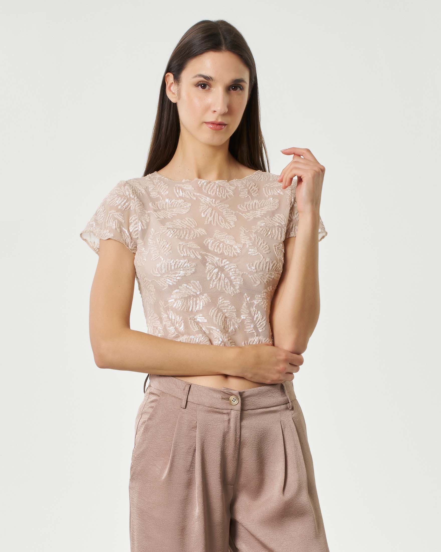 T-shirt mesh cropped color cipria a maniche corte con ricami foglie in paillettes tono su tono