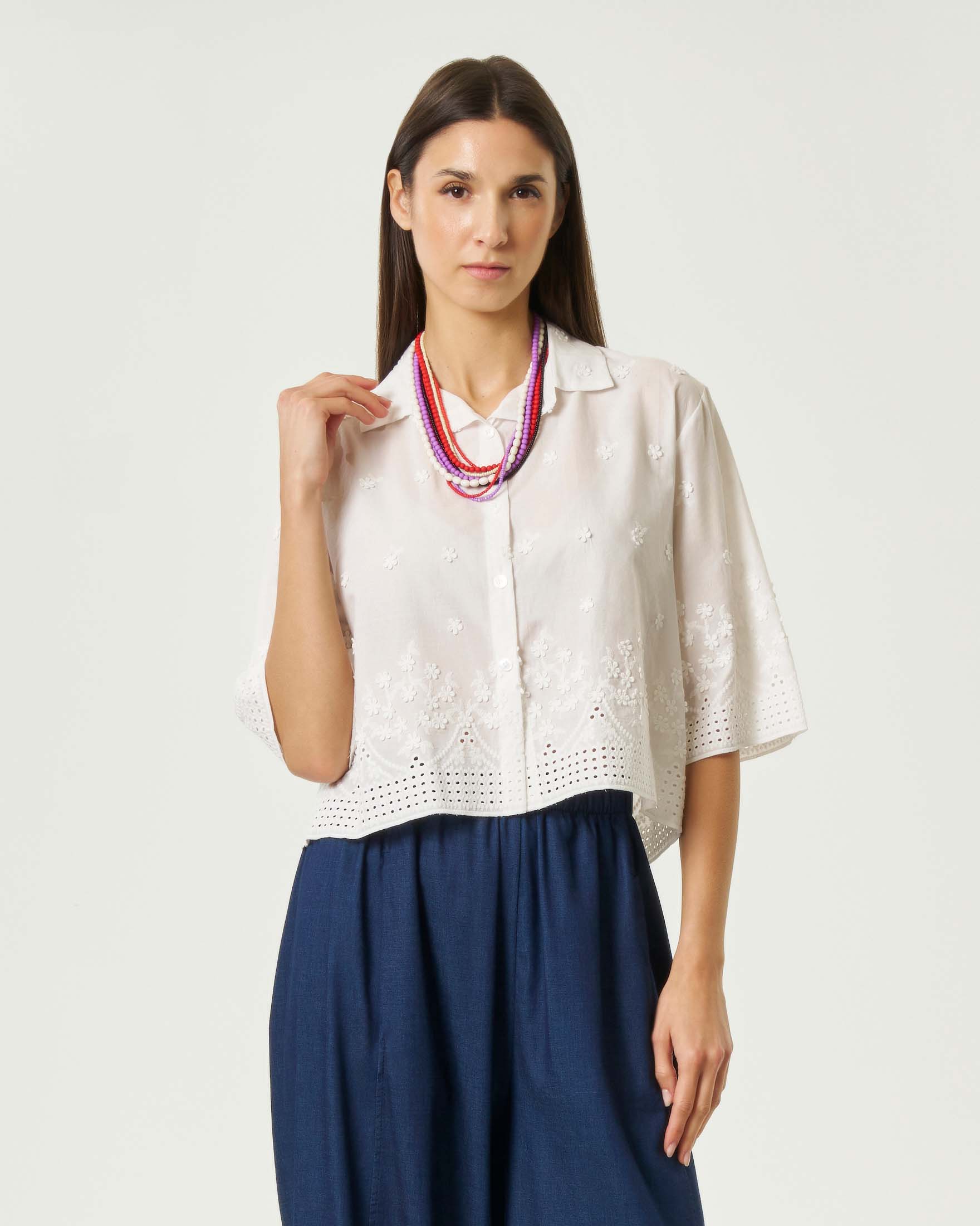 Camicia cropped bianca in puro cotone con ricami floreali e bordi in sangallo