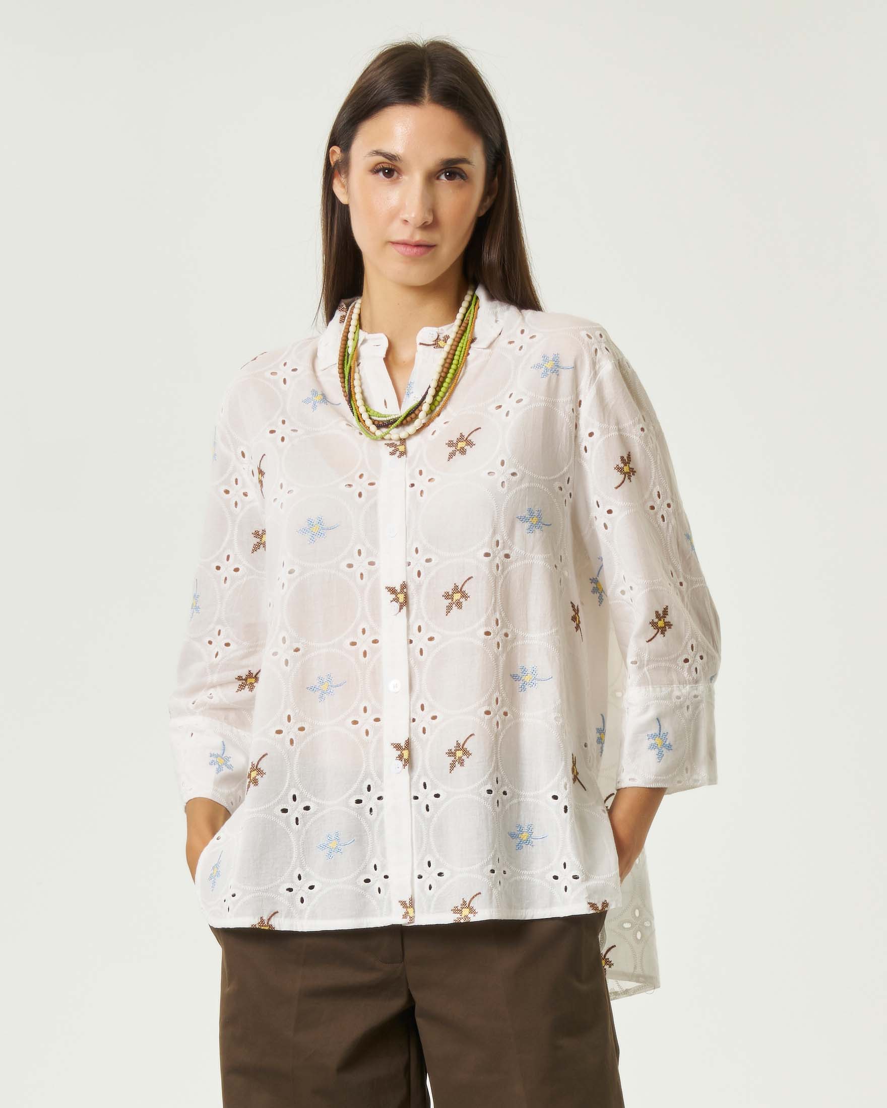Camicia Hlo! bianca in cotone sangallo a punto croce con ricami floreali colorati
