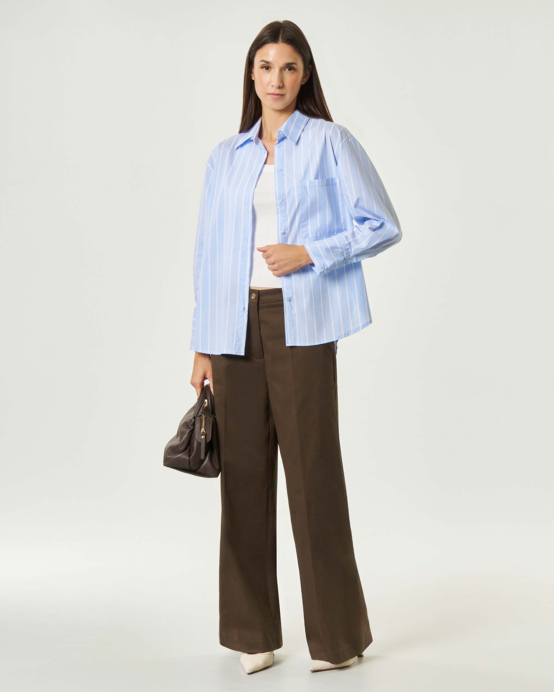 Camicia azzurra in cotone a righe sottili bianche con tasca applicata