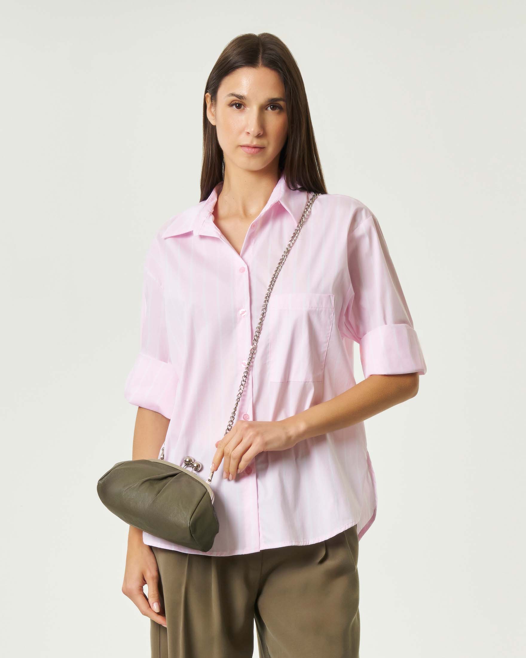 Hlo! — Camicia Hlo! rosa in cotone a righe sottili bianche con tasca applicata