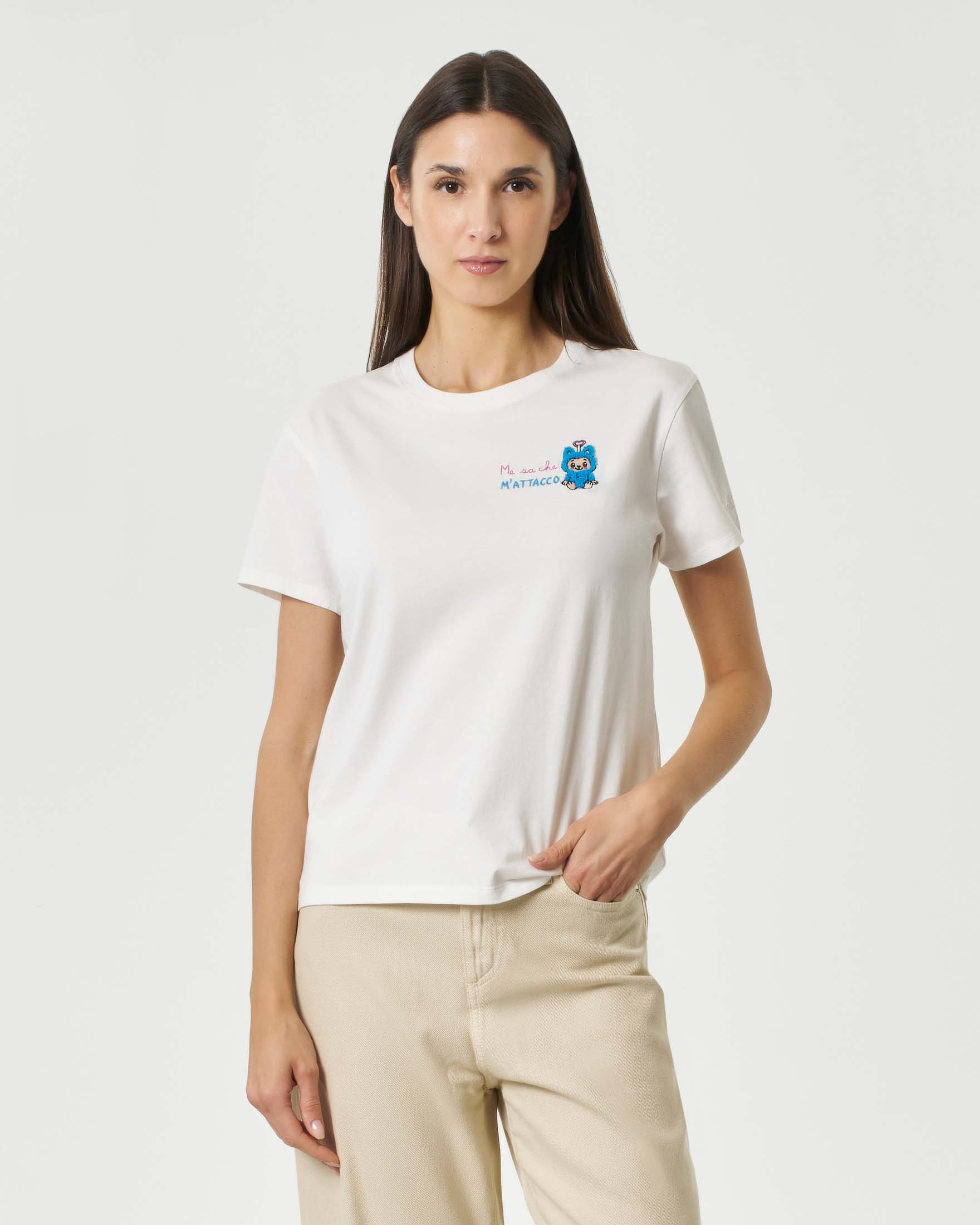 T-shirt MC2 Saint Barth bianca in cotone con ricamo con scritta e Labubu azzurro sul petto
