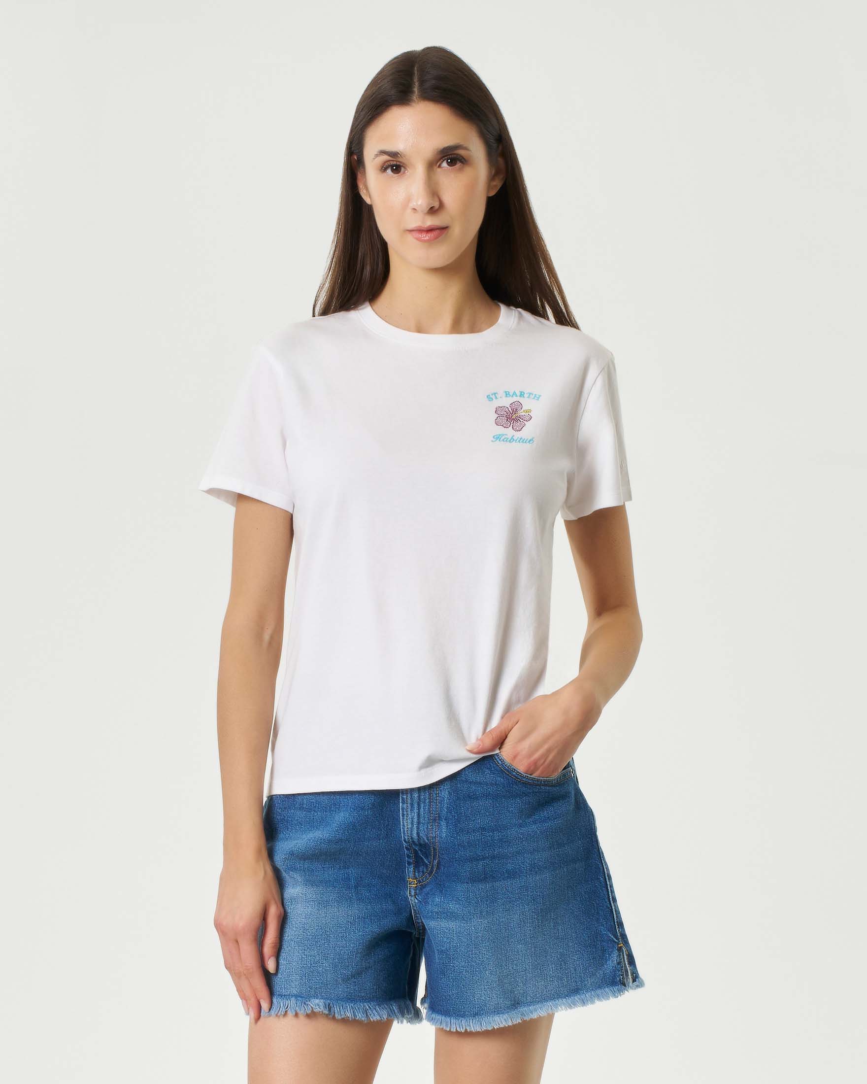 T-shirt MC2 Saint Barth bianca in cotone con ricamo scritta azzurro e hibiscus in strass colorati