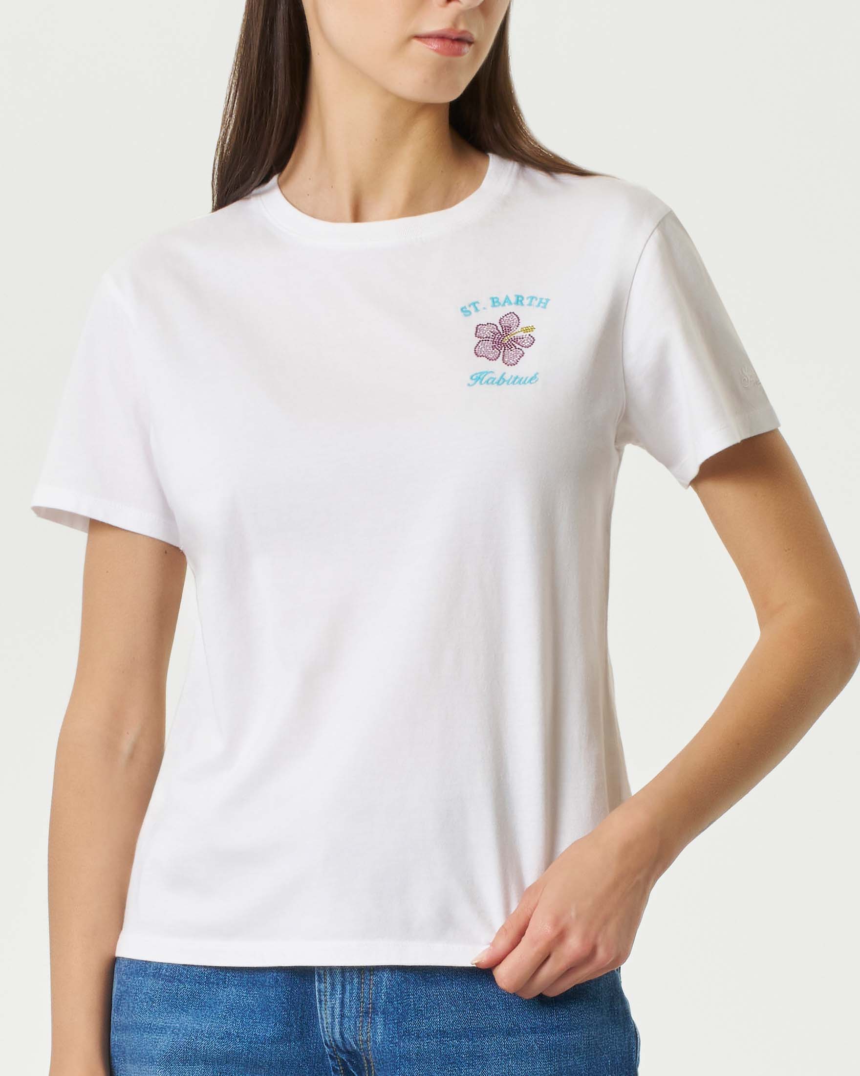 T-shirt MC2 Saint Barth bianca in cotone con ricamo scritta azzurro e hibiscus in strass colorati image