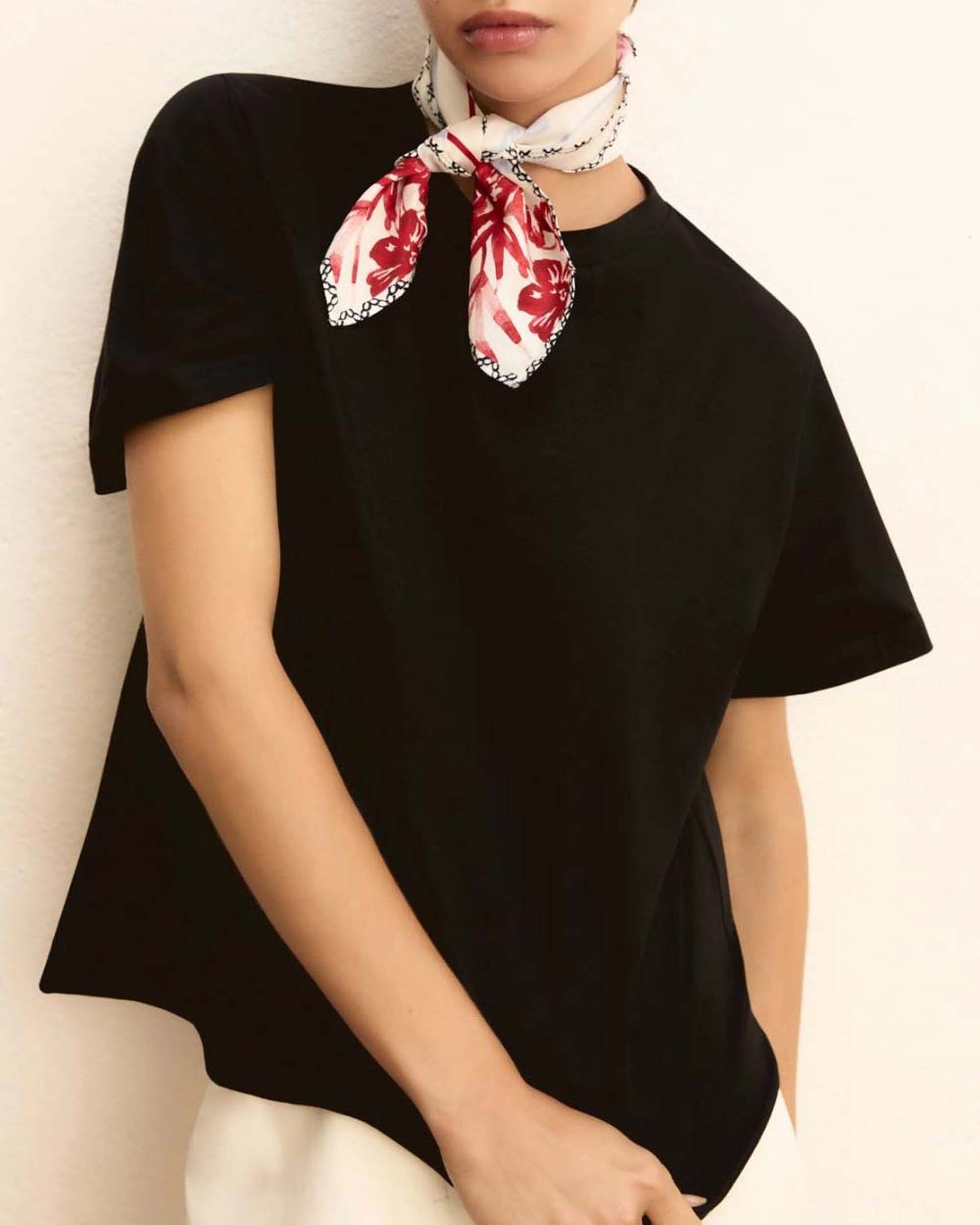 T-shirt girocollo Emme Marella blu in cotone stretch con foulard stampato e spacchi laterali