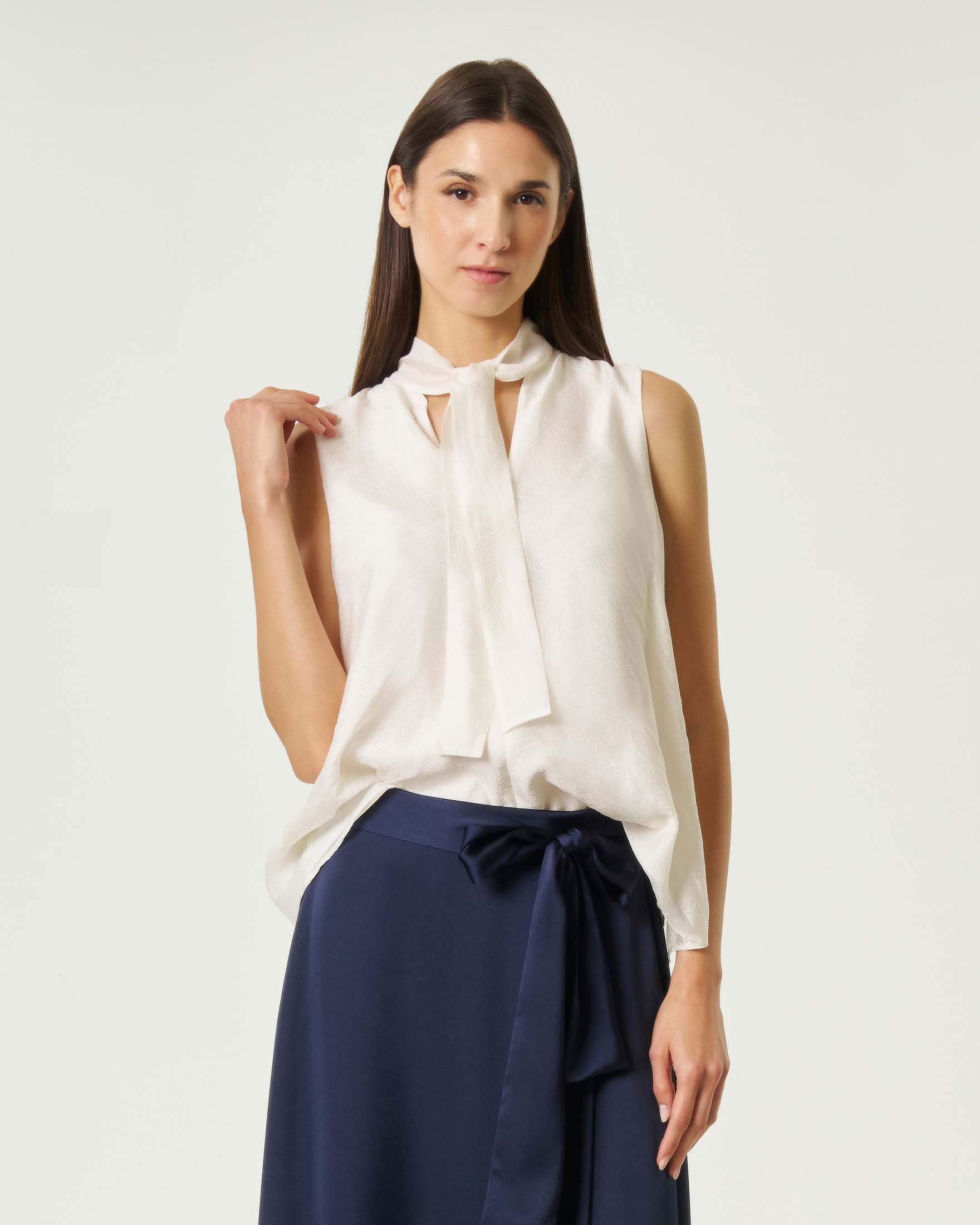 Blusa senza maniche bianca in organza di viscosa con fiocco da annodare