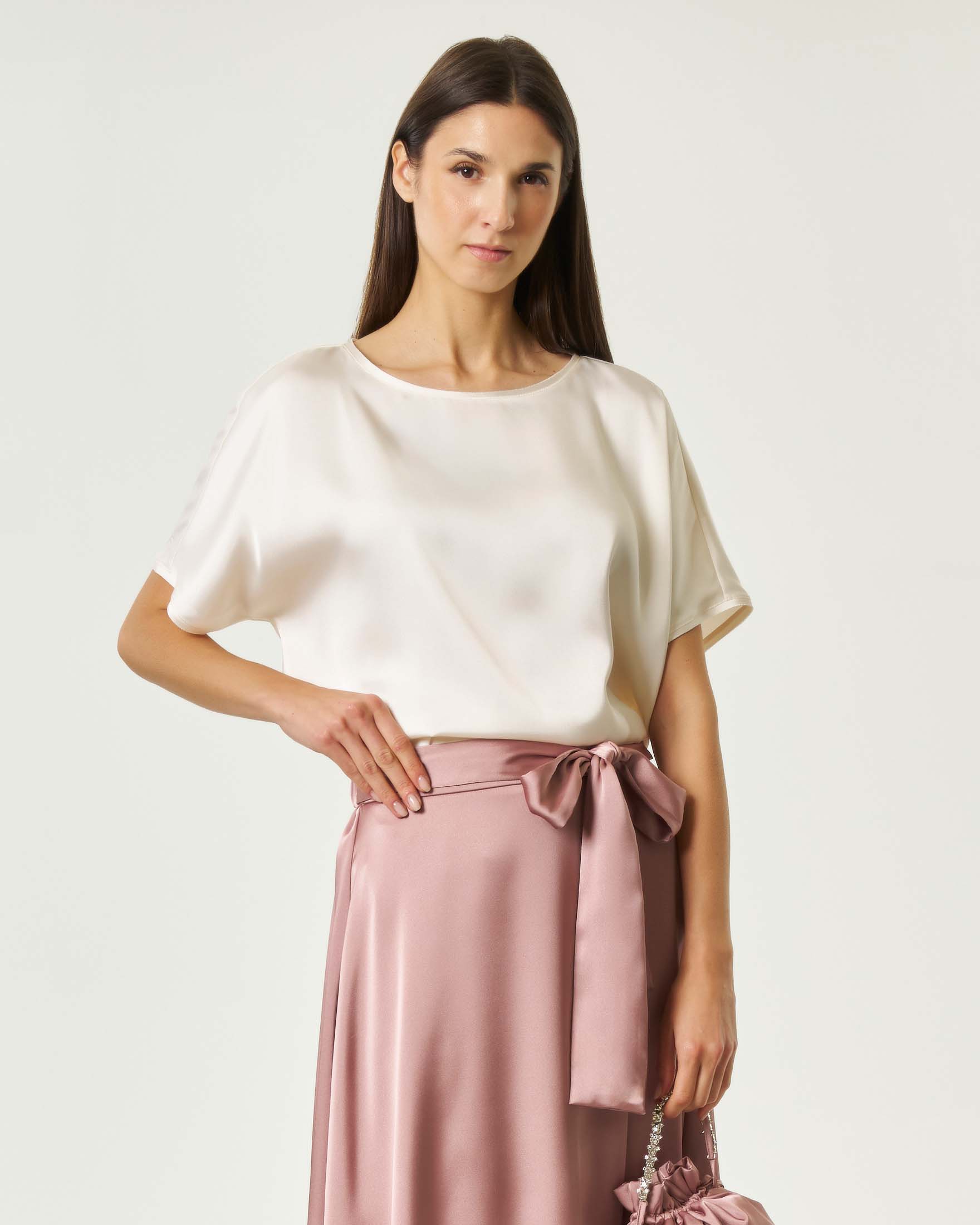 Blusa fluida over bianca in raso con maniche a kimono e scollo a barchetta