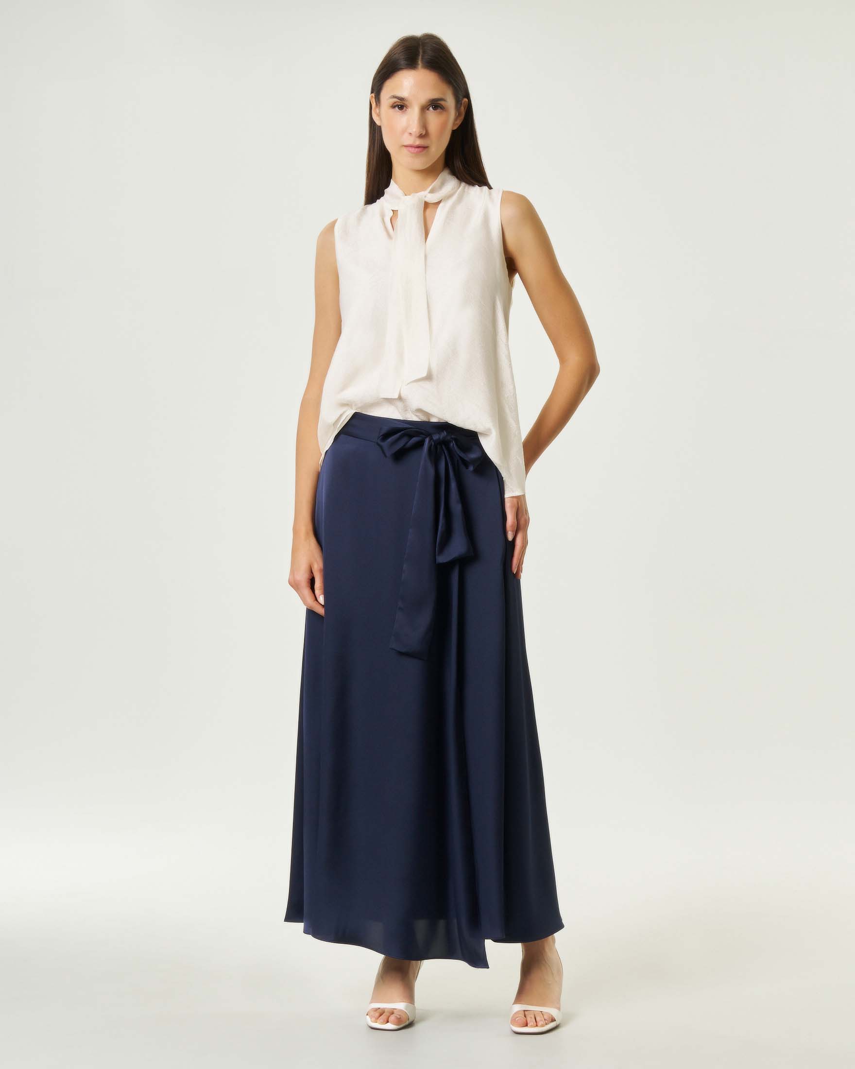 Gonna lunga blu in raso con fascia elastica sul retro e nasto da annodare