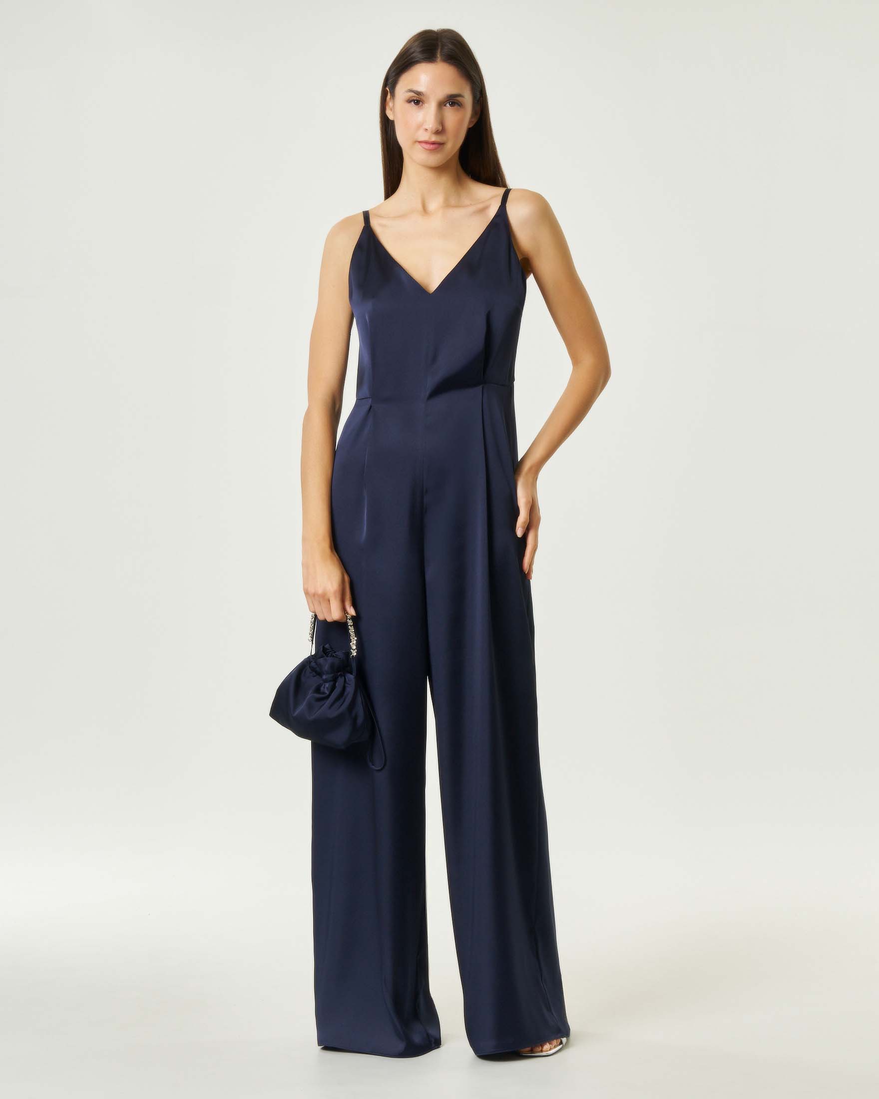 Tuta blu in raso con scollo a V e pantaloni a palazzo