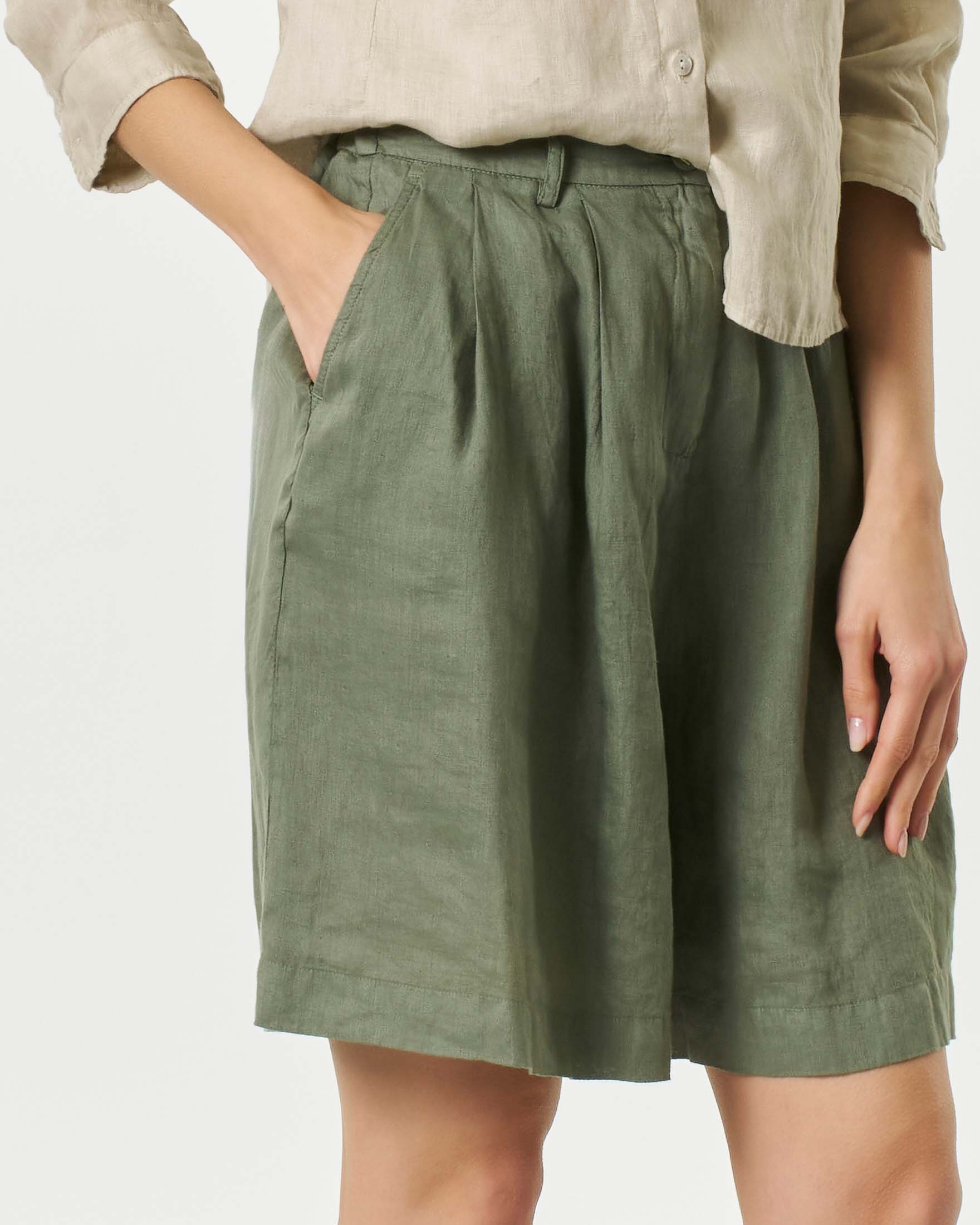 Bermuda verde militare in lino con pinces in vita e tasche laterali image