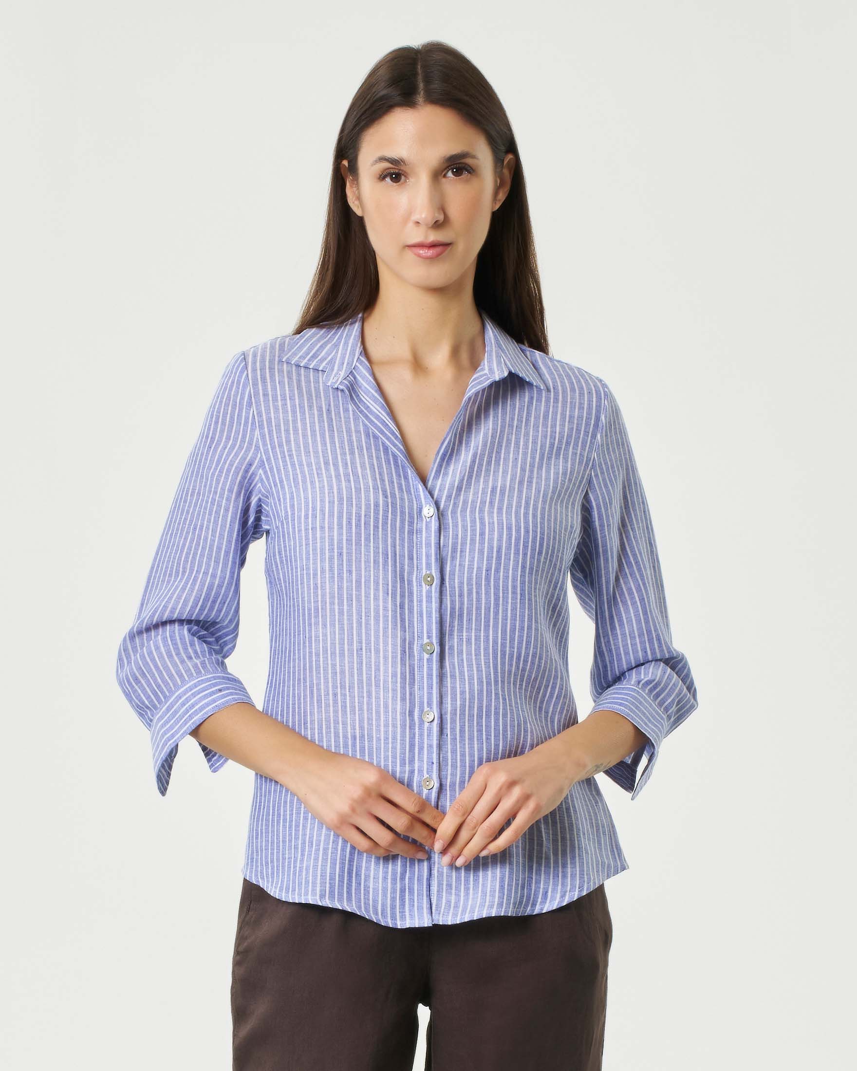 Camicia a righe azzurre e bianche in puro lino con colletto classico e apertura a V