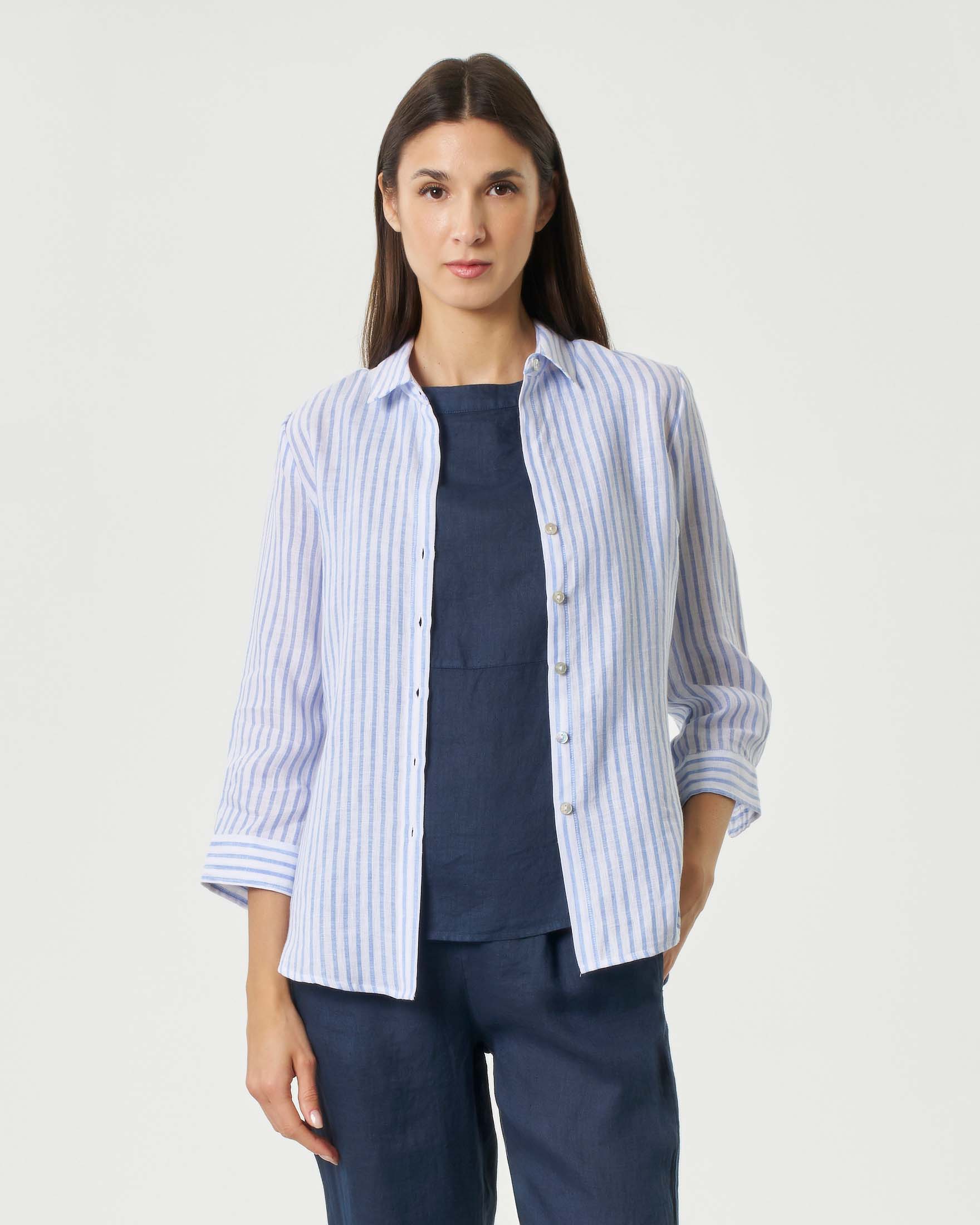 Camicia a righe bianche e azzurre in puro lino con colletto classico e apertura a V