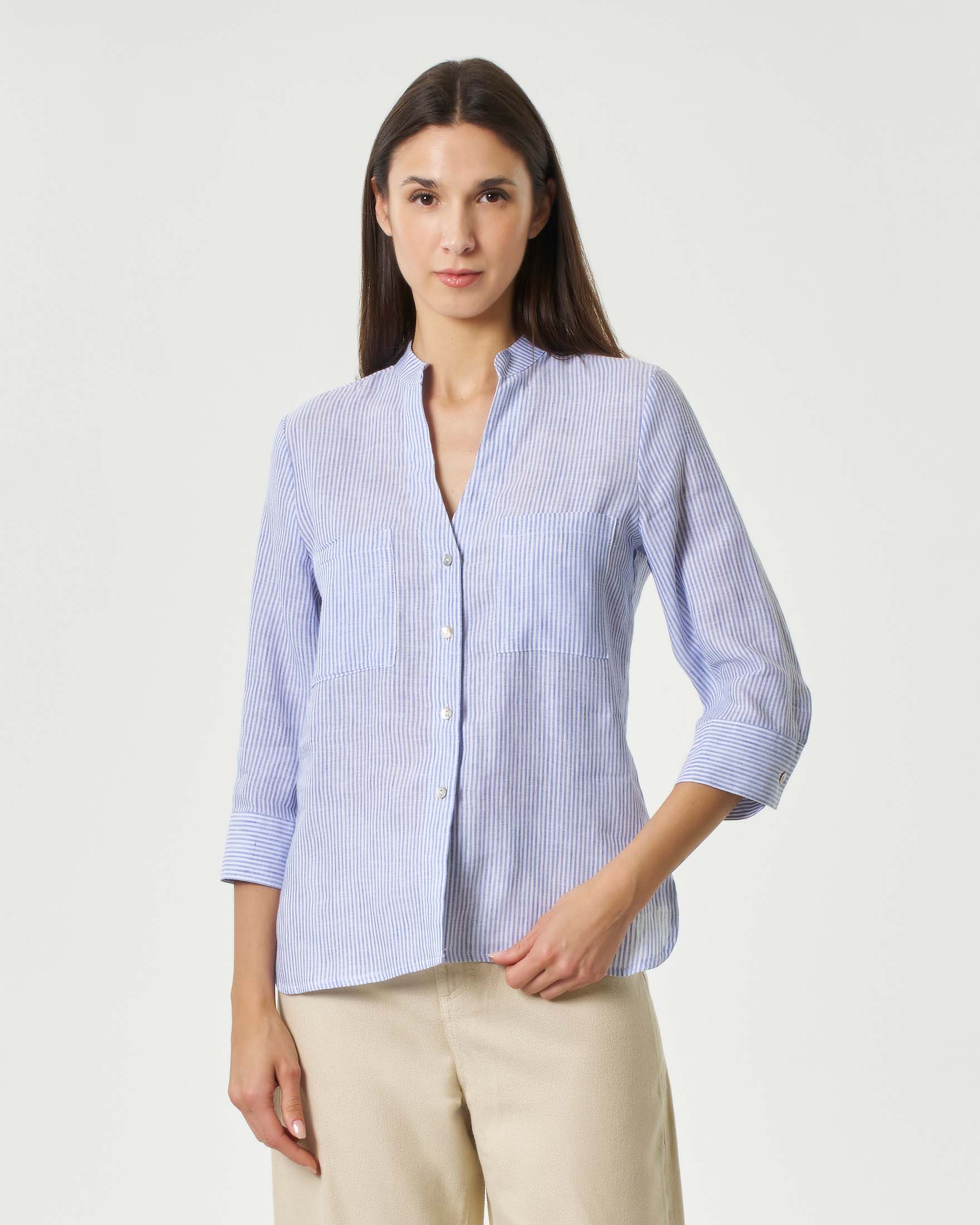 Camicia azzurra a righine bianche con colletto alla coreana e apertura a V