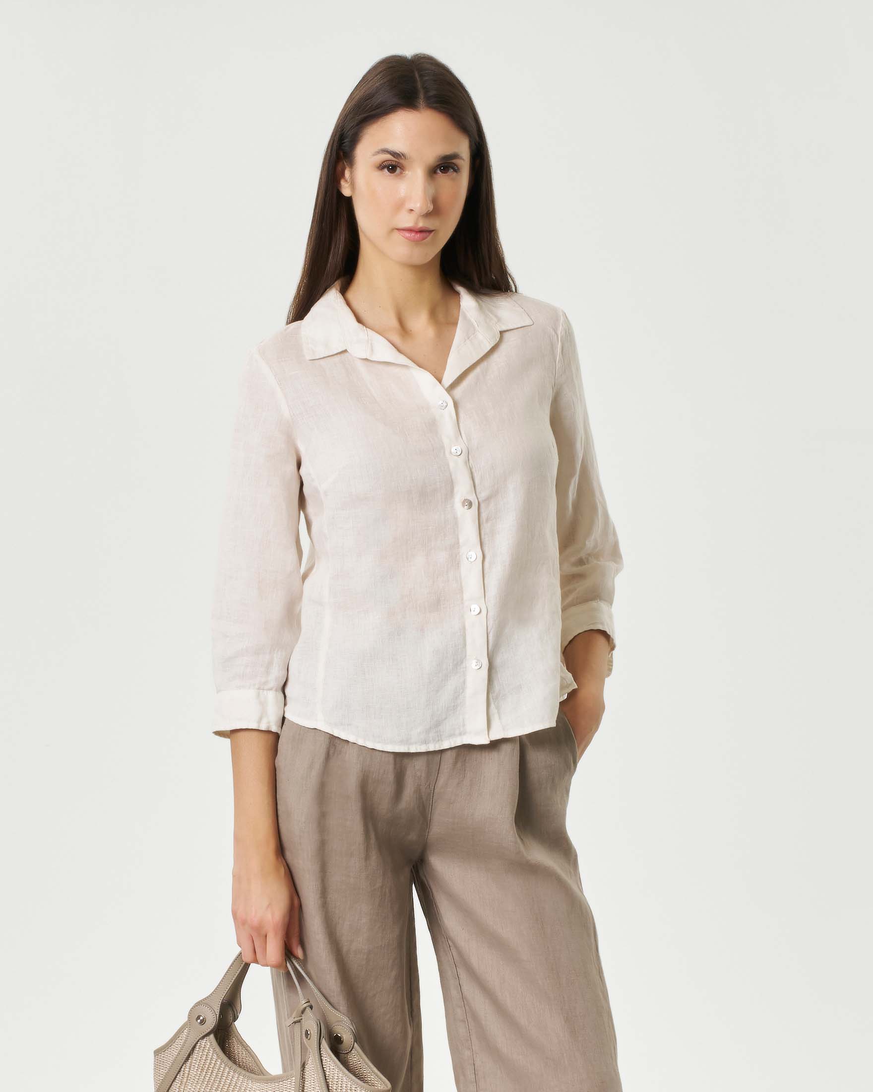 Camicia color burro in puro lino con colletto classico e apertura a V