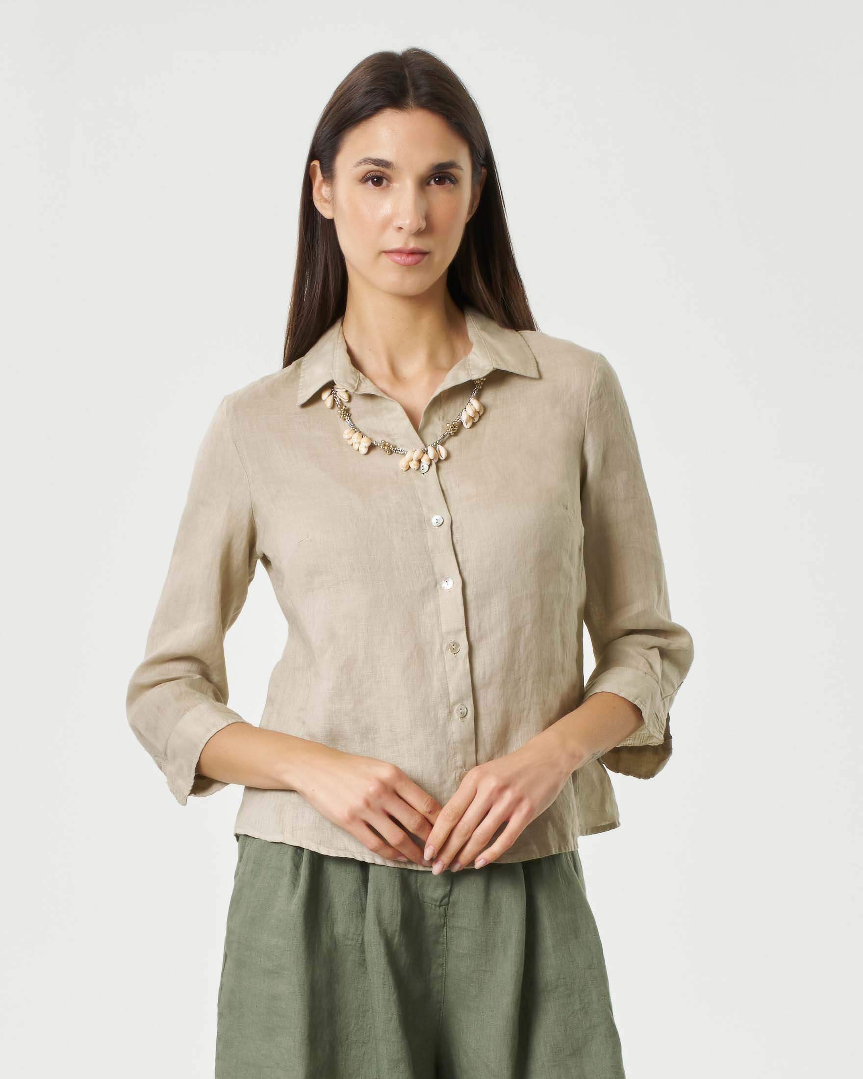 Camicia color beige in puro lino con colletto classico e apertura a V