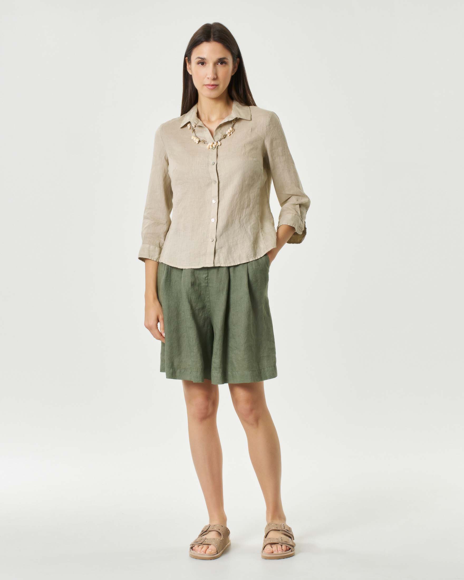Camicia color beige in puro lino con colletto classico e apertura a V image