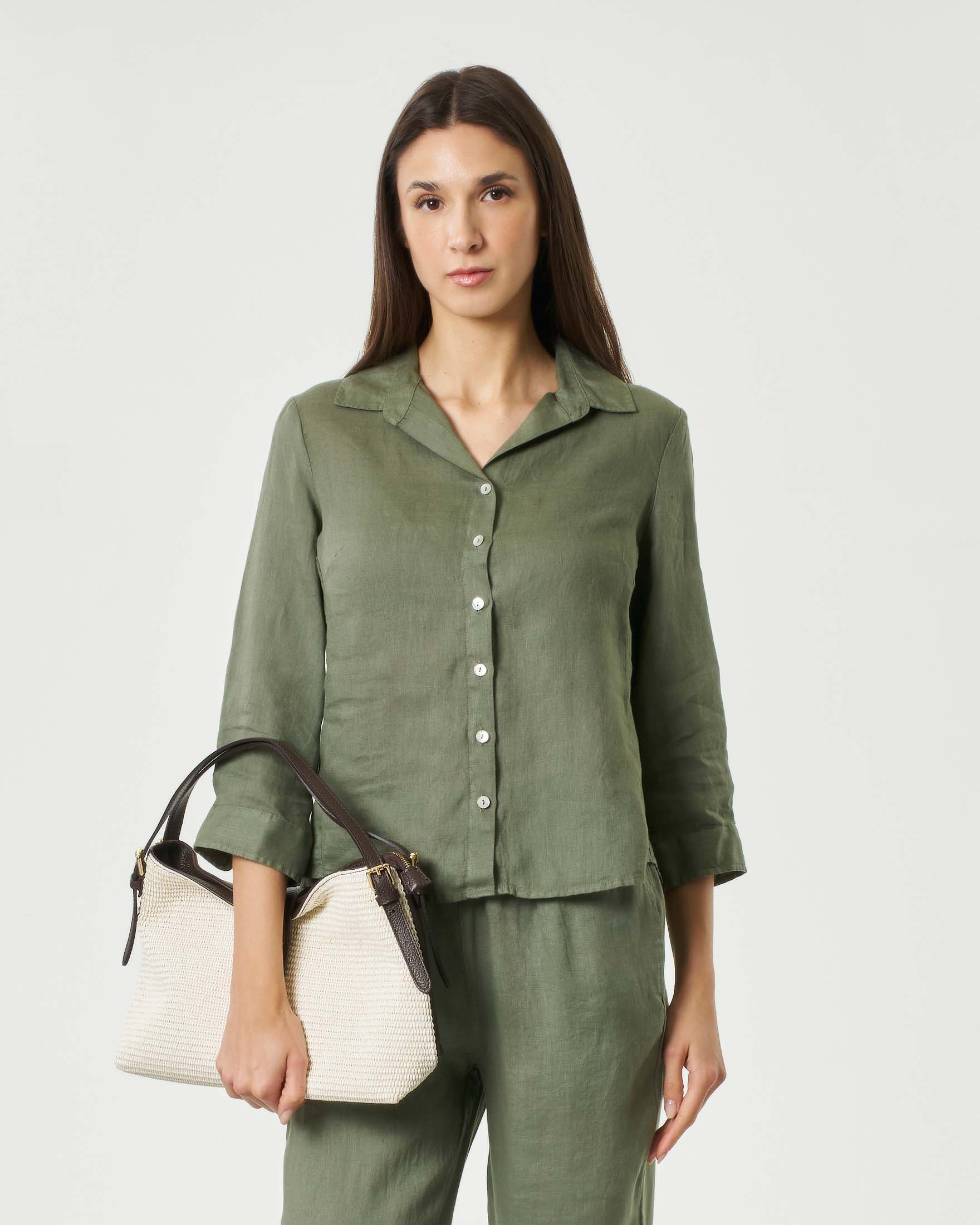 Camicia color verde militare in puro lino con colletto classico e apertura a V