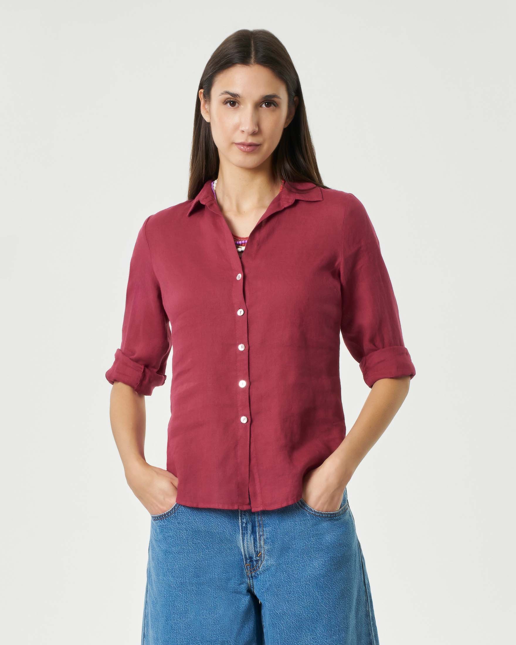 Camicia color rubino in puro lino con colletto classico e apertura a V