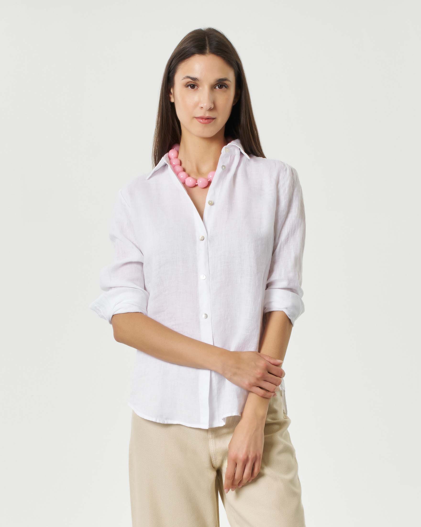 Camicia bianca in puro lino con colletto classico e apertura a V