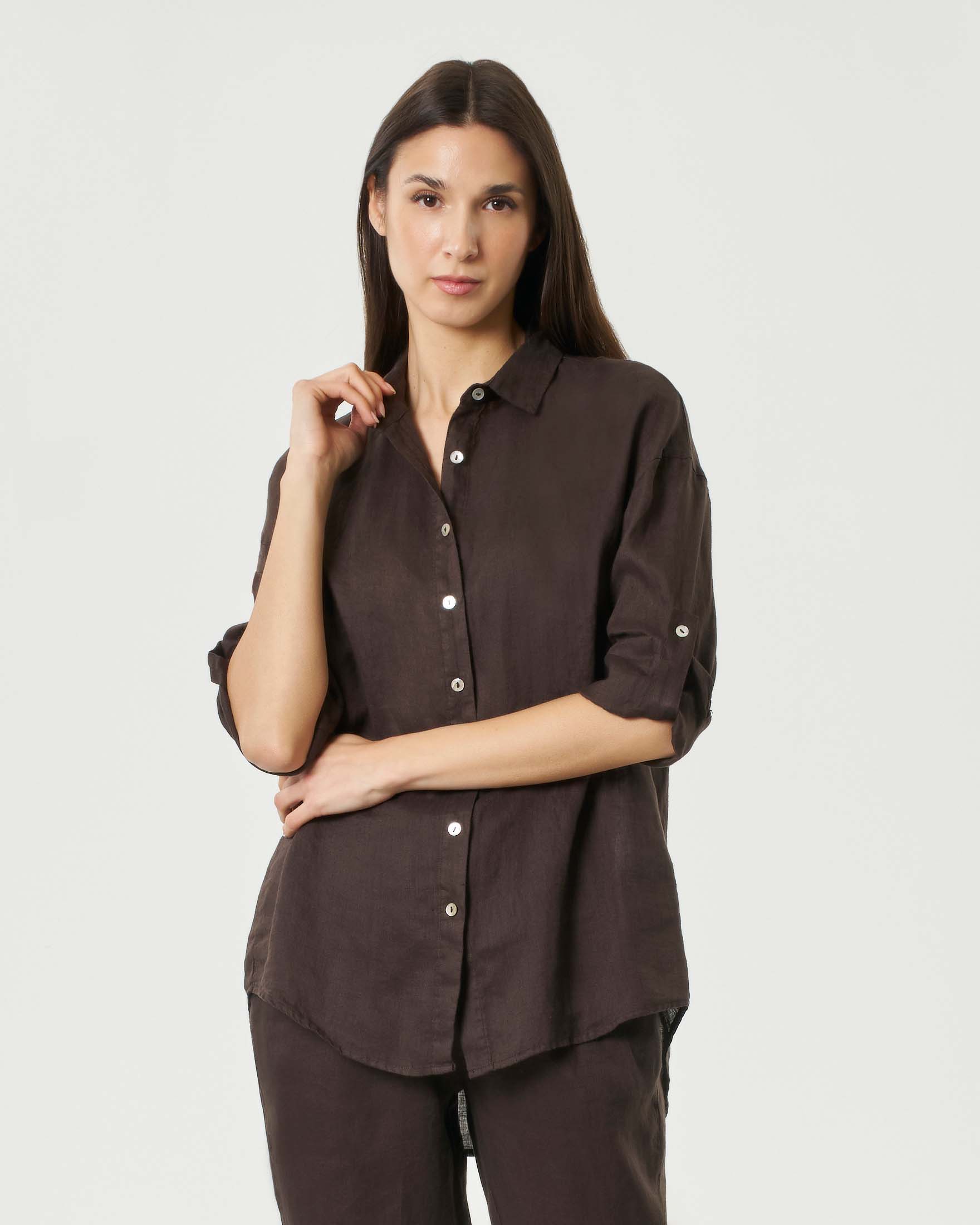 Camicia marrone in puro lino con colletto classico e apertura a V