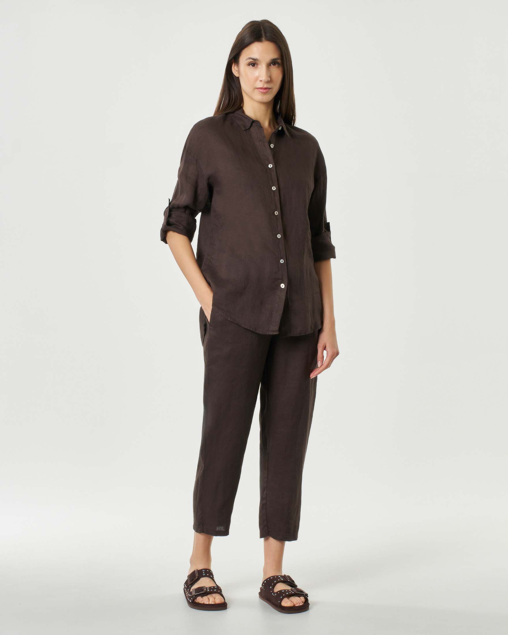Camicia marrone in puro lino con colletto classico e apertura a V image