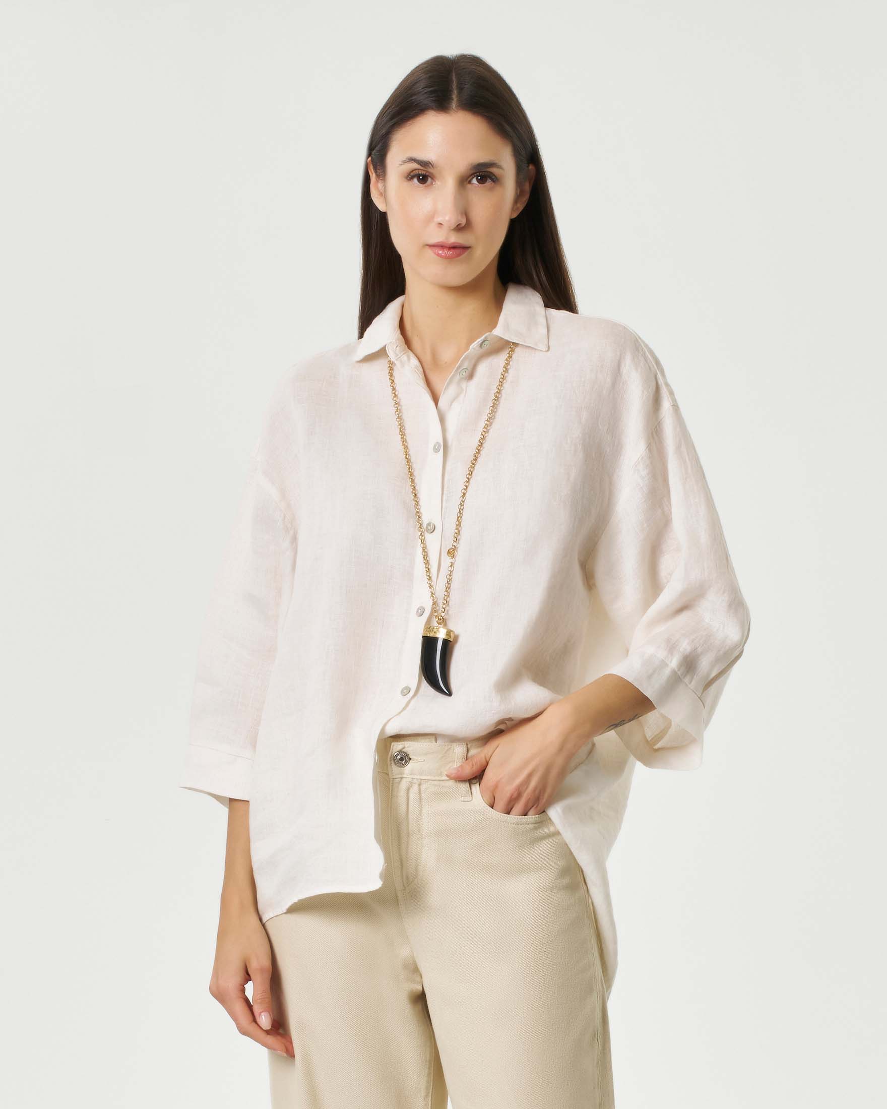 Camicia color crema in puro lino con colletto classico e apertura a V
