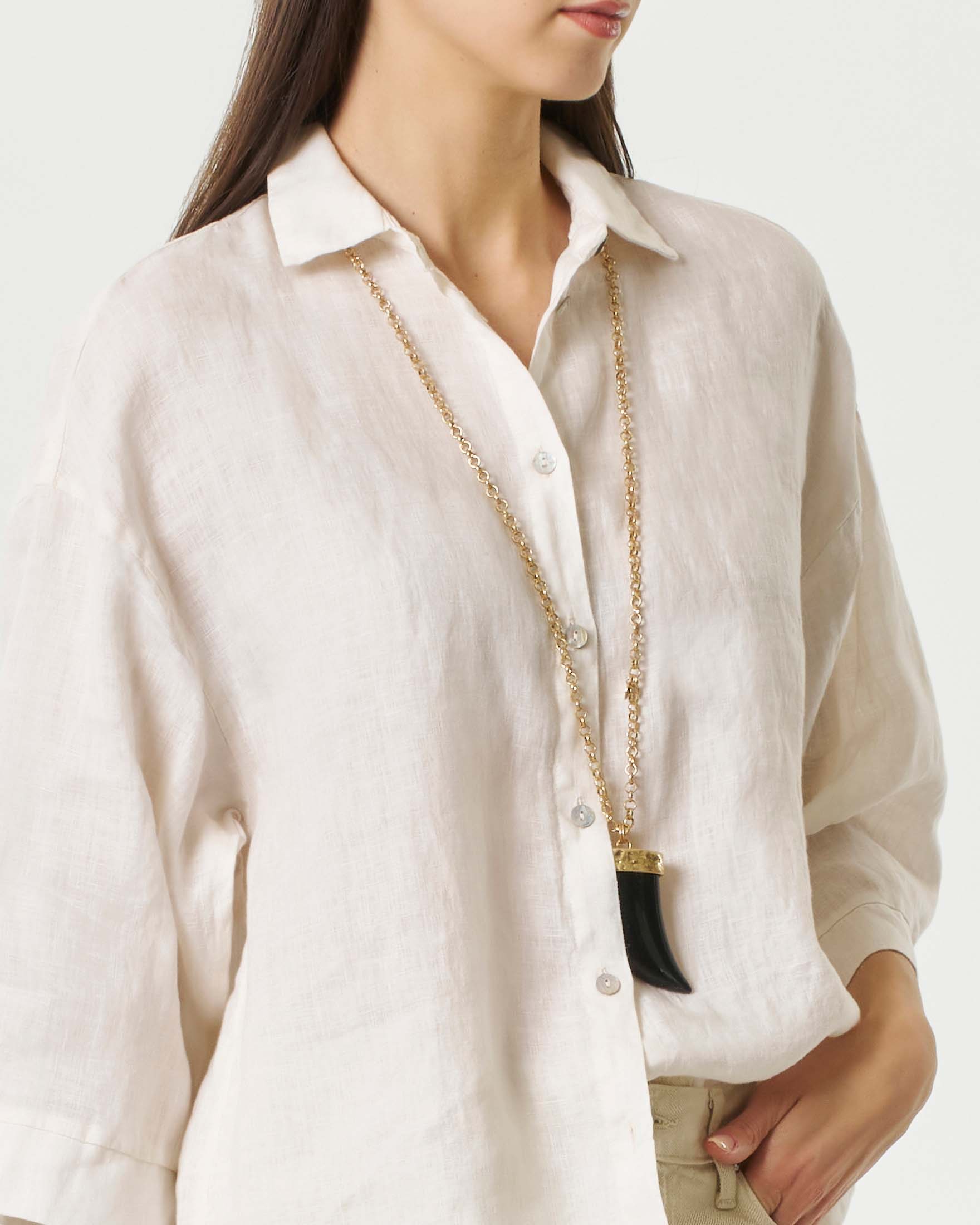 Camicia color crema in puro lino con colletto classico e apertura a V image