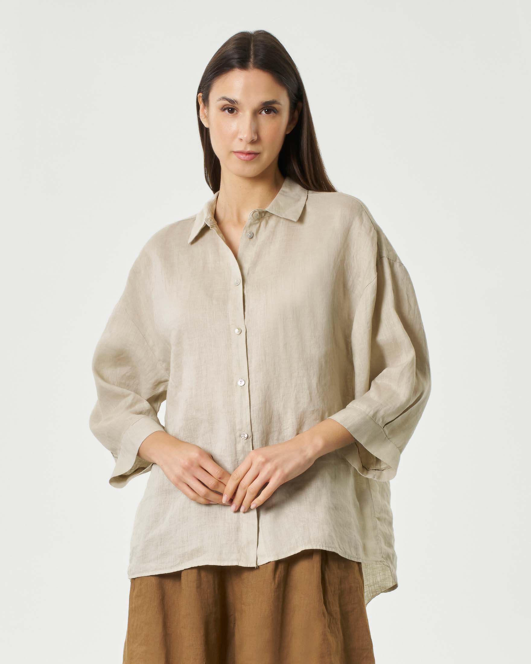 Camicia beige in puro lino con colletto classico e apertura a V