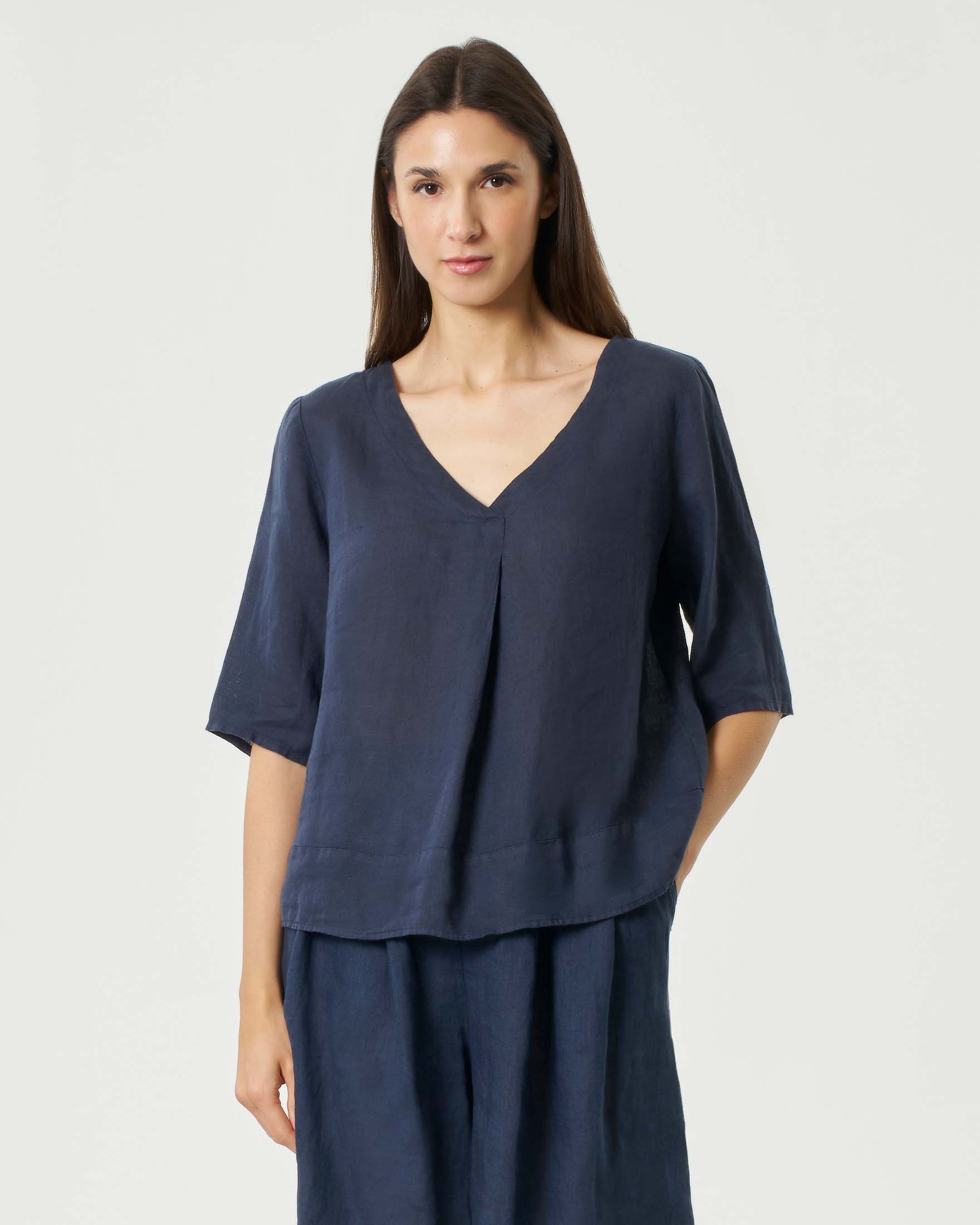 Blusa blu in lino con maniche al gomito e scollo a V