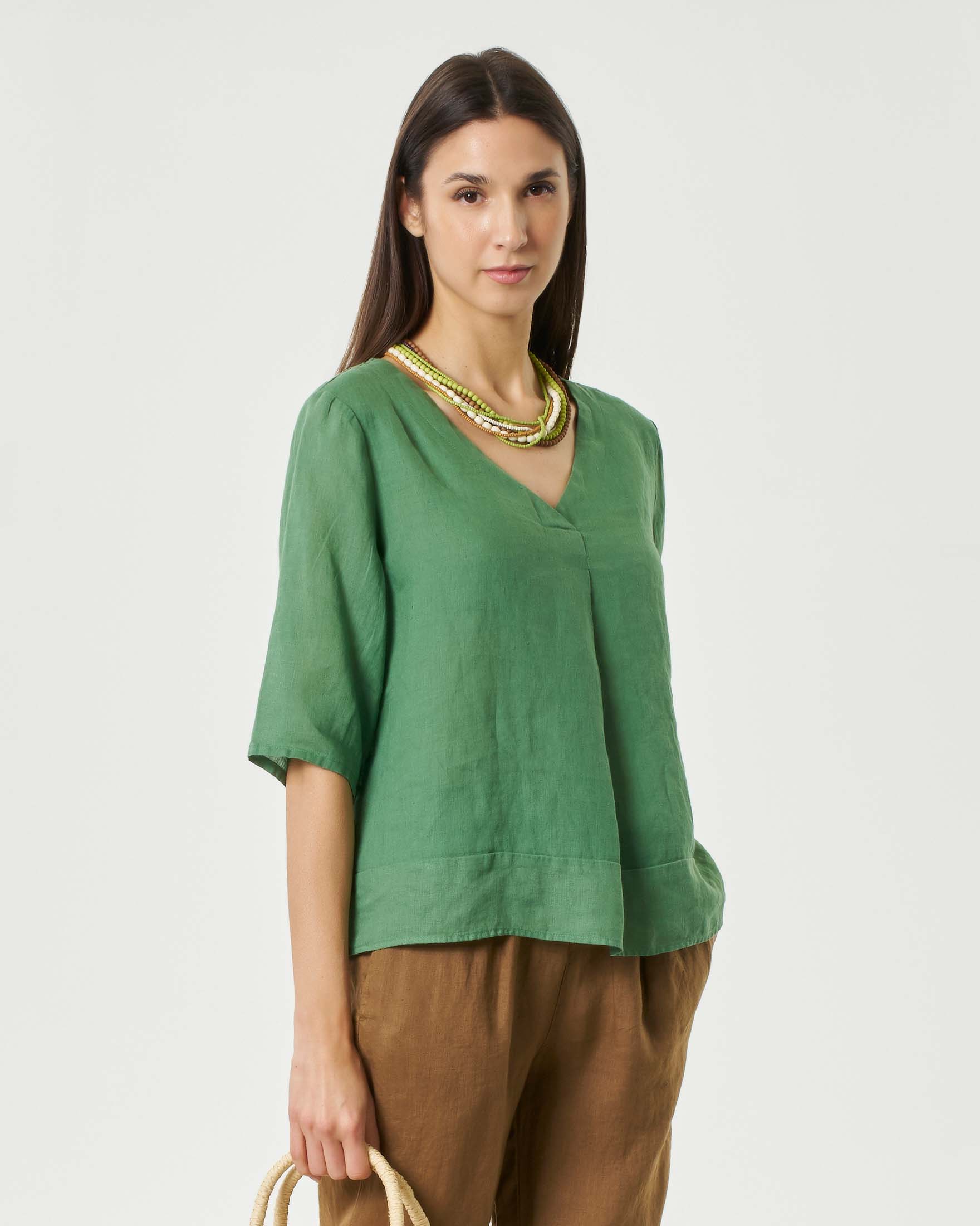 Blusa verde smeraldo in lino con maniche al gomito e scollo a V