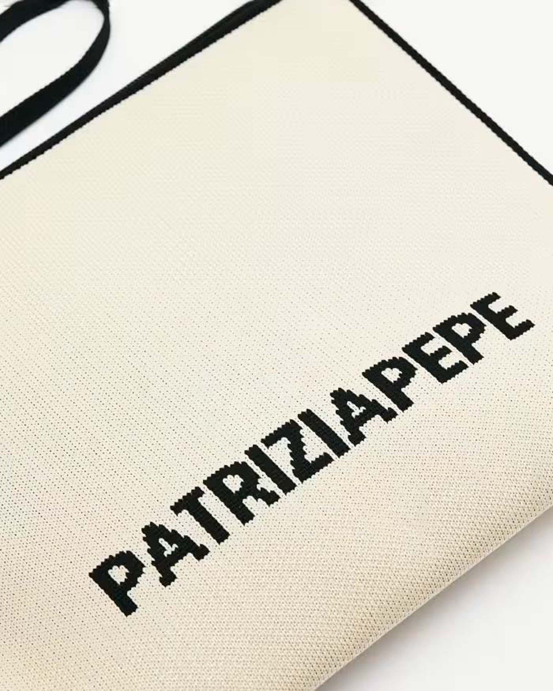 Busta Patrizia Pepe in tessuto color panna con lettering logo e dettagli in similpelle neri image