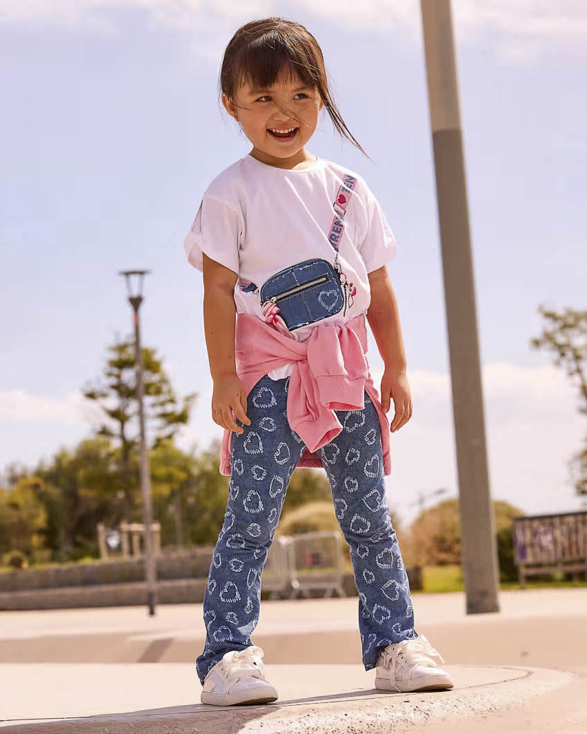 Completo Mayoral t-shirt bianca con stampa tracolla e leggins flare blu con cuori