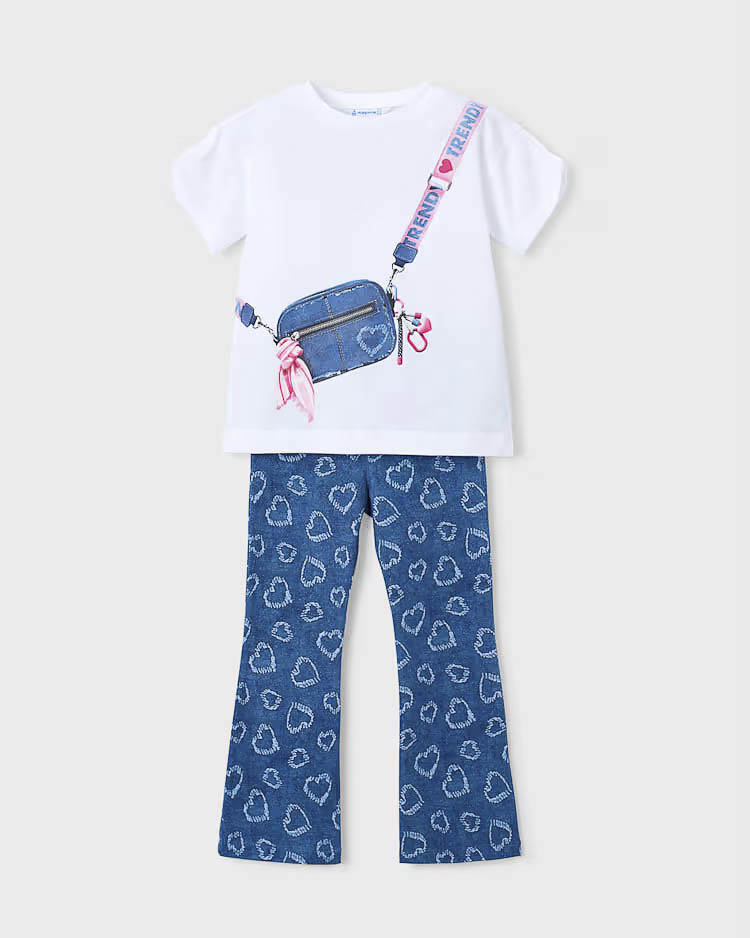 Completo Mayoral t-shirt bianca con stampa tracolla e leggins flare blu con cuori image