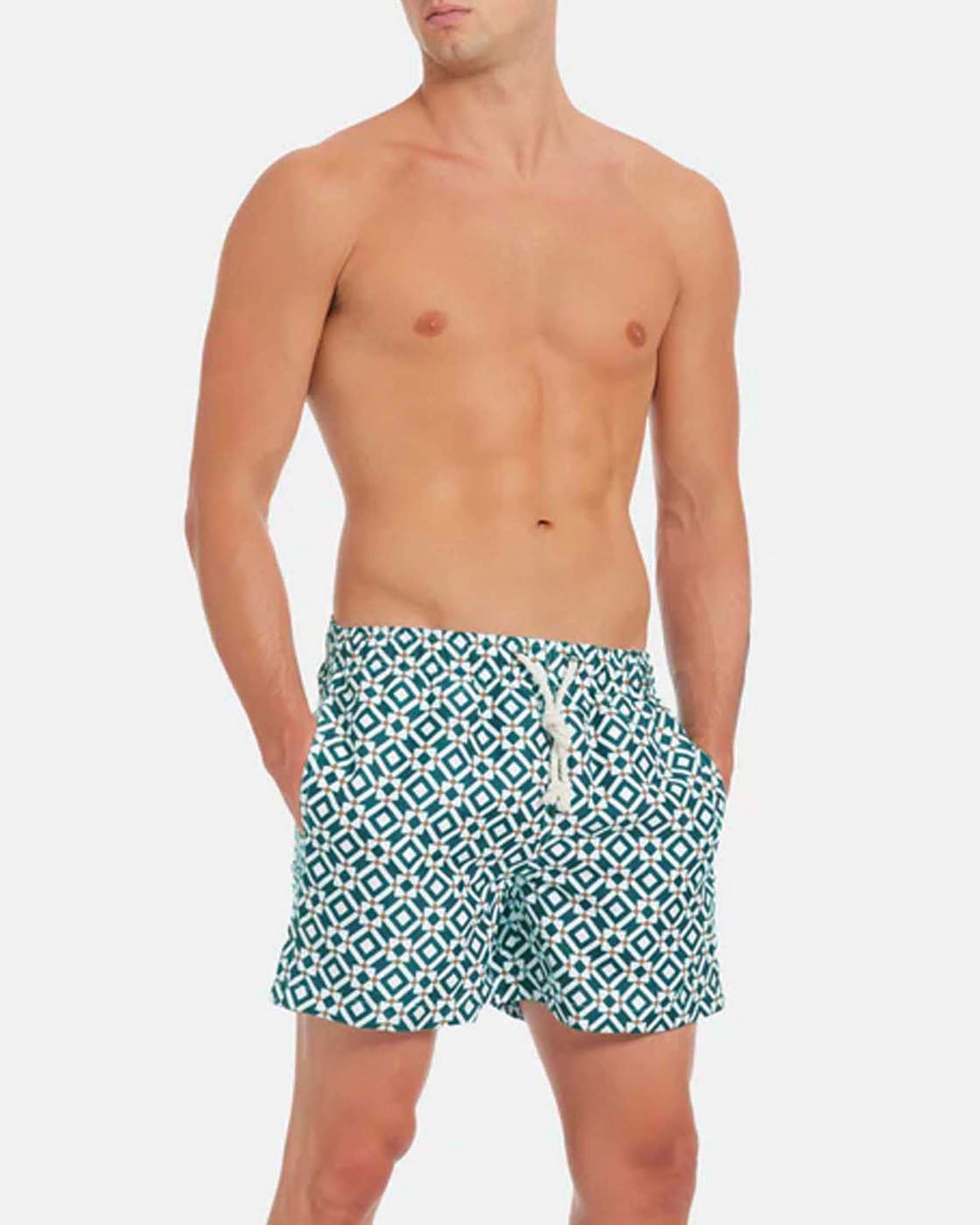 Boxer da mare verdi con stampa geometrica a rombi