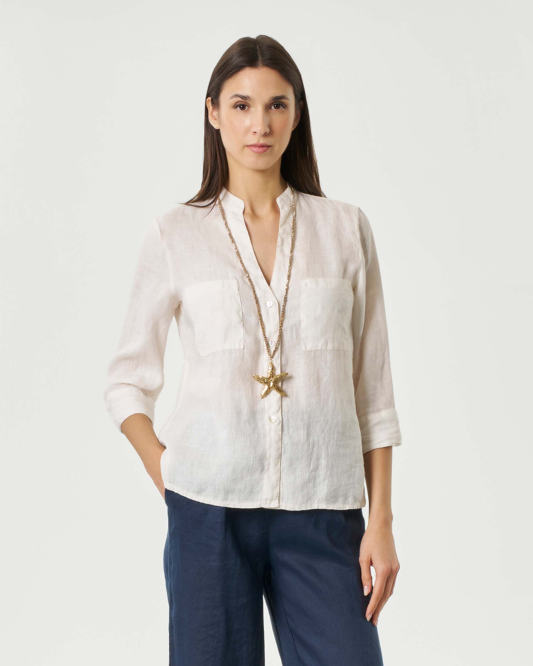 Camicia color crema in lino apertura a V sul colletto alla coreana e doppia tasca frontale