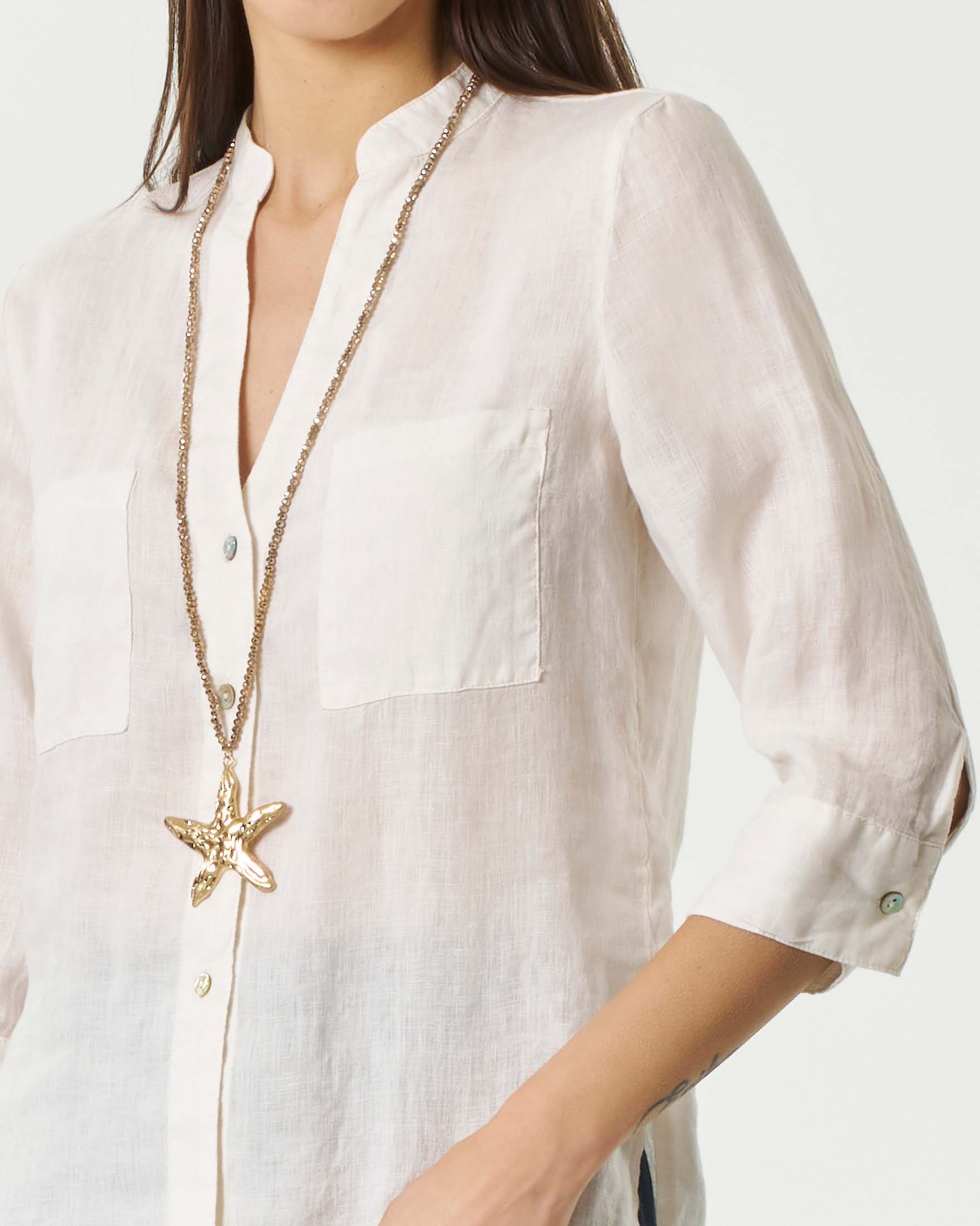 Camicia color crema in lino apertura a V sul colletto alla coreana e doppia tasca frontale image
