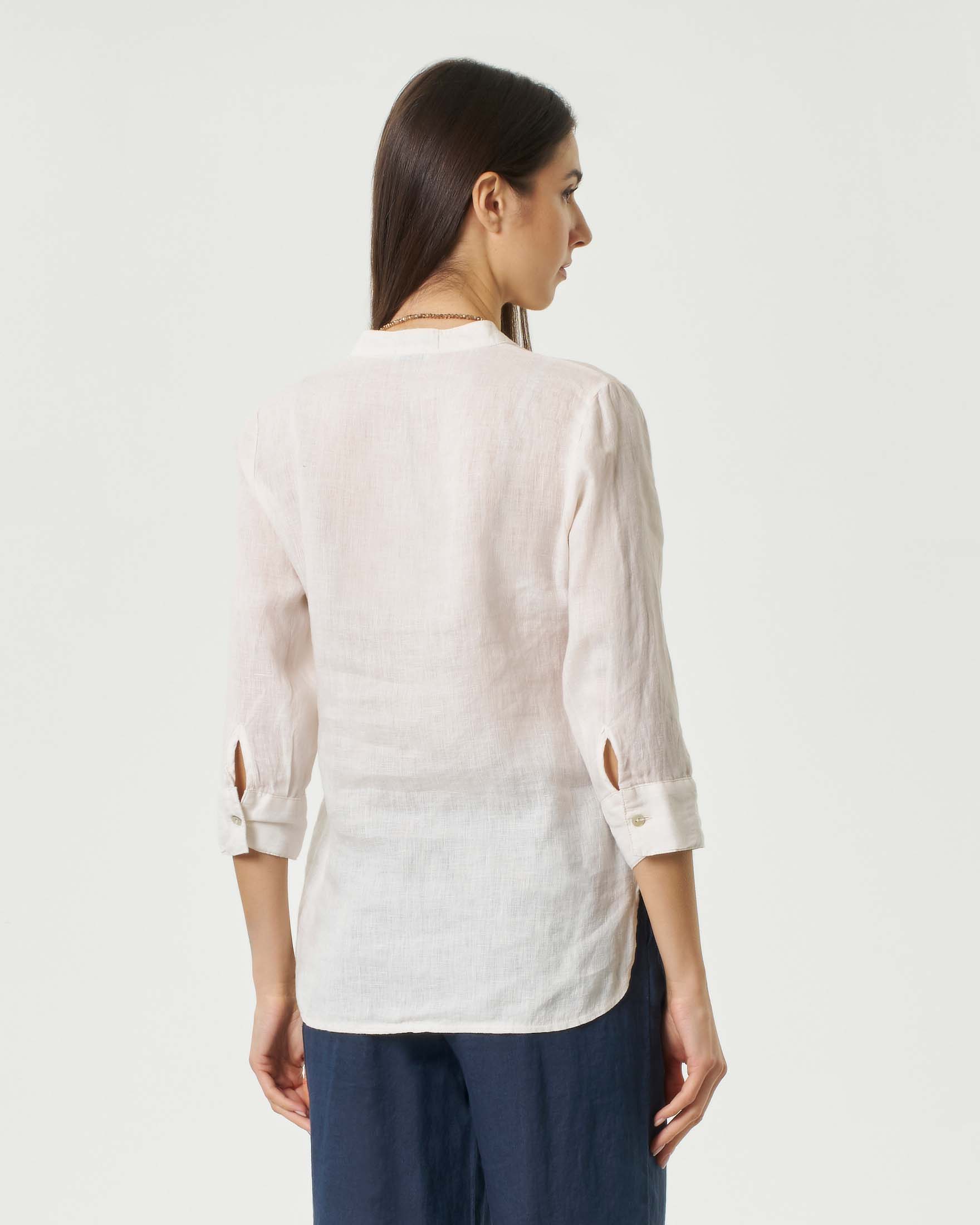 Camicia color crema in lino apertura a V sul colletto alla coreana e doppia tasca frontale
